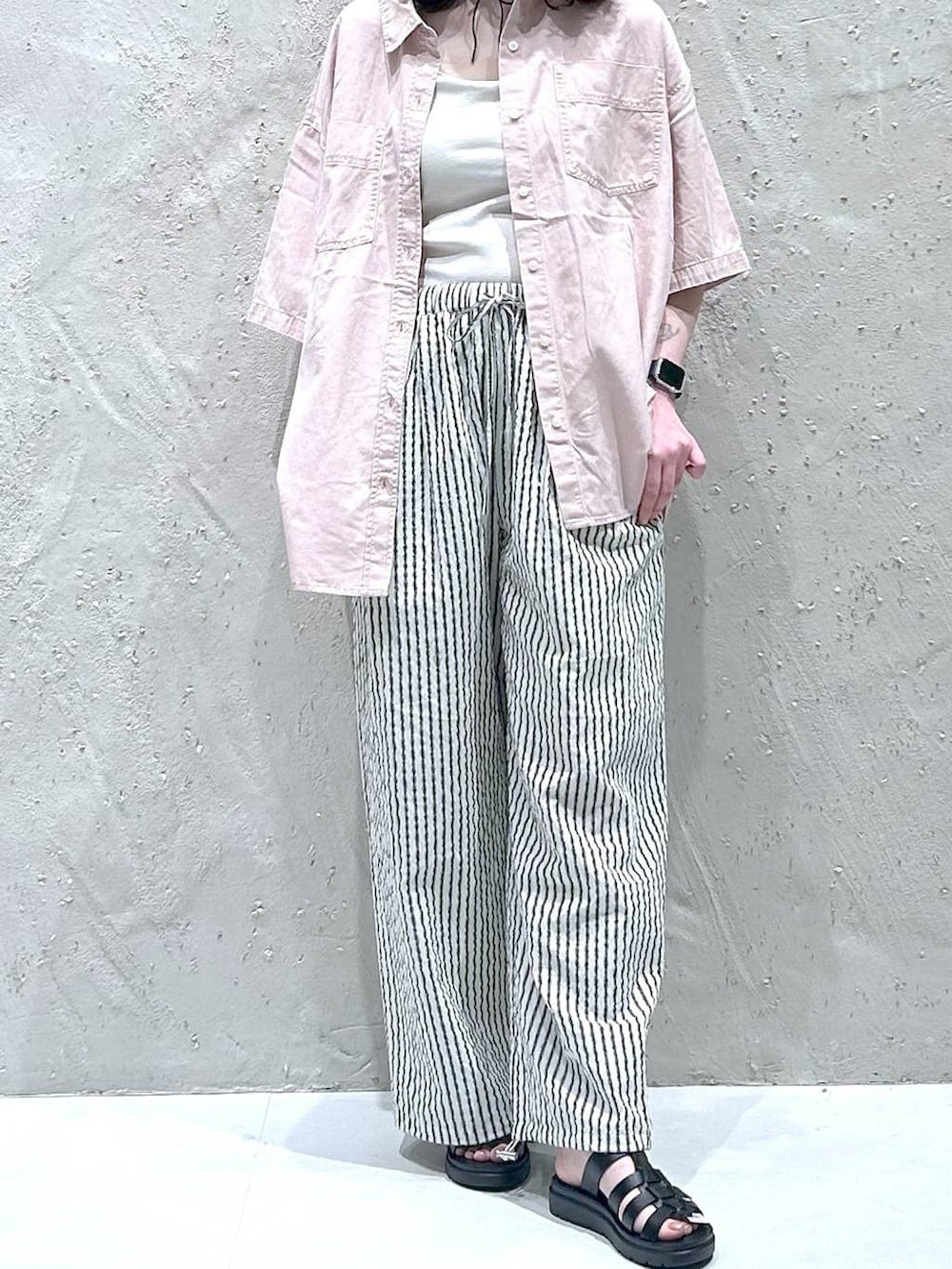 ホワイト系のTシャツ/カットソー、ピンク系のシャツ/ブラウス、ブラック系のサンダルを着用したレディースの夏コーディネートの3枚目の写真