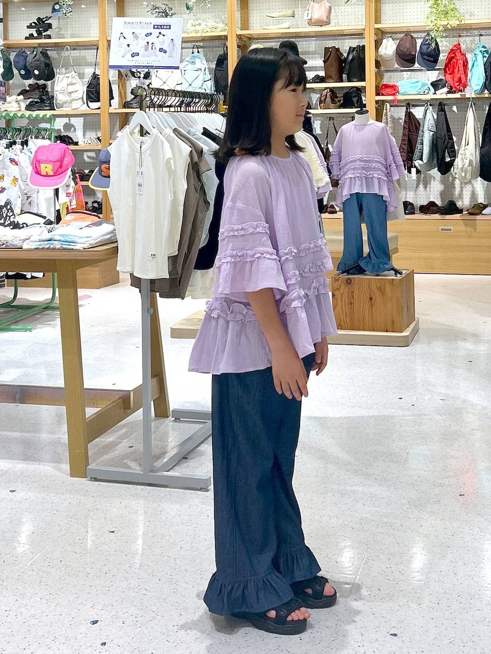 パープル系のシャツ/ブラウスを着用したキッズの夏コーディネートの4枚目の写真
