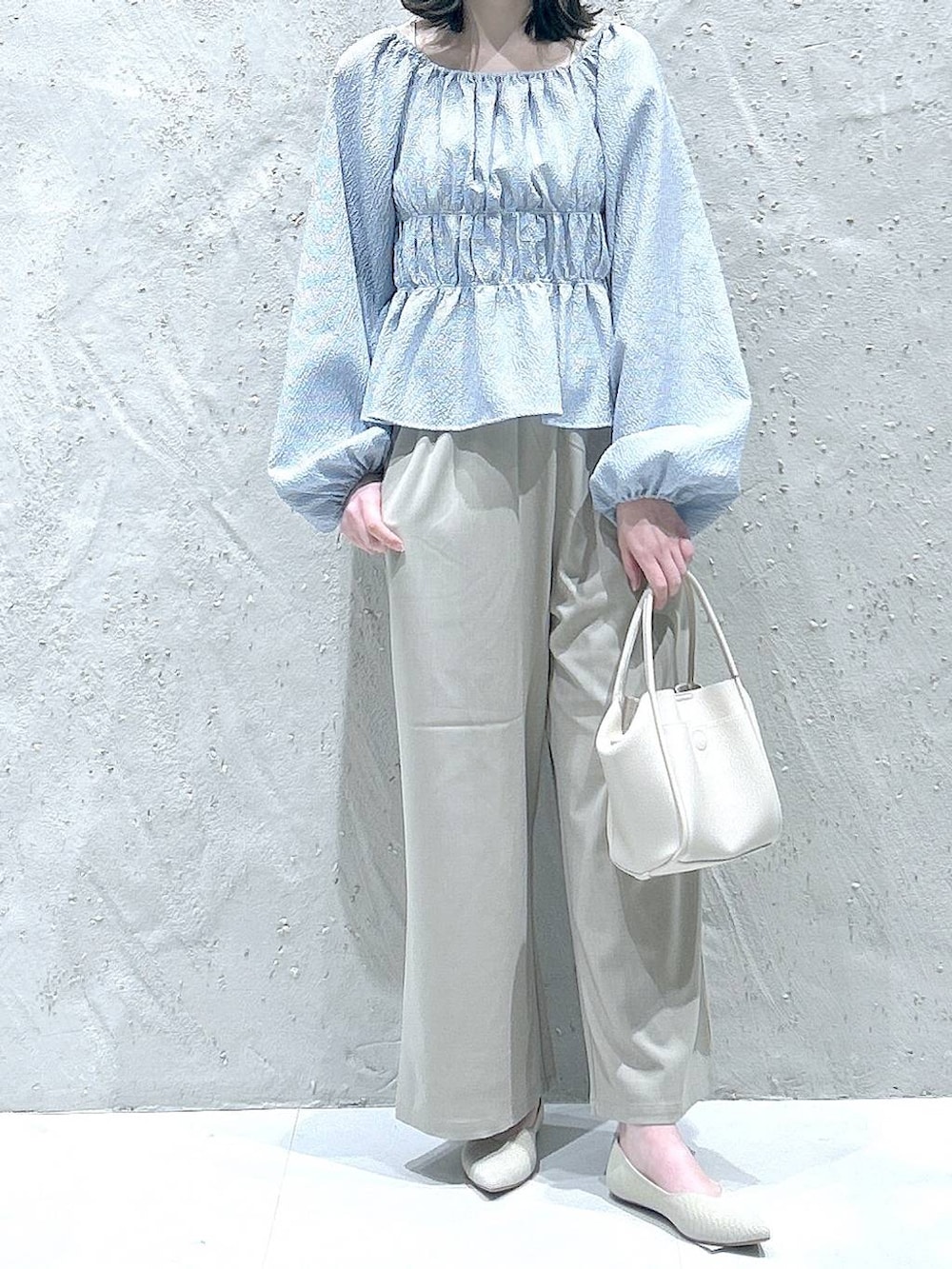 ベージュ系のその他パンツ、ホワイト系のショルダーバッグ、ホワイト系のパンプスを着用したレディースの春コーディネートの3枚目の写真