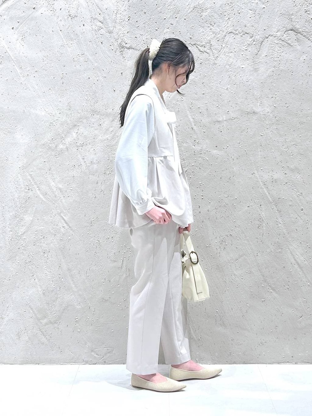 ホワイト系のショルダーバッグ、ホワイト系のその他パンツ、ホワイト系のベストを着用したレディースの冬コーディネートの2枚目の写真