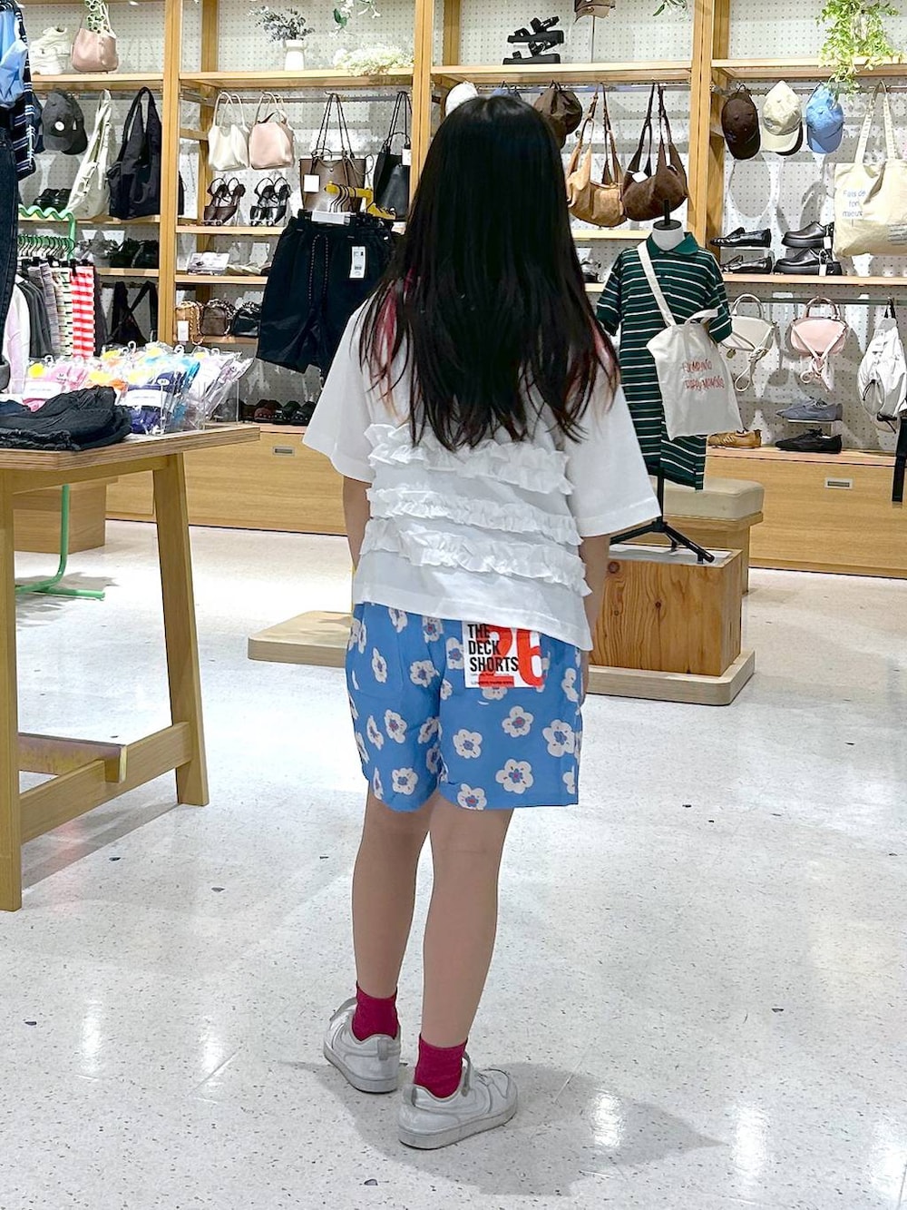 ブルー系のその他パンツ、ホワイト系のTシャツ/カットソーを着用したキッズの春コーディネートの2枚目の写真