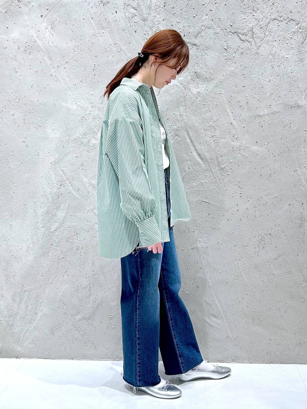 ブルー系のデニムパンツ、グリーン系のシャツ/ブラウス、ホワイト系のTシャツ/カットソーを着用したレディースの春コーディネートの3枚目の写真