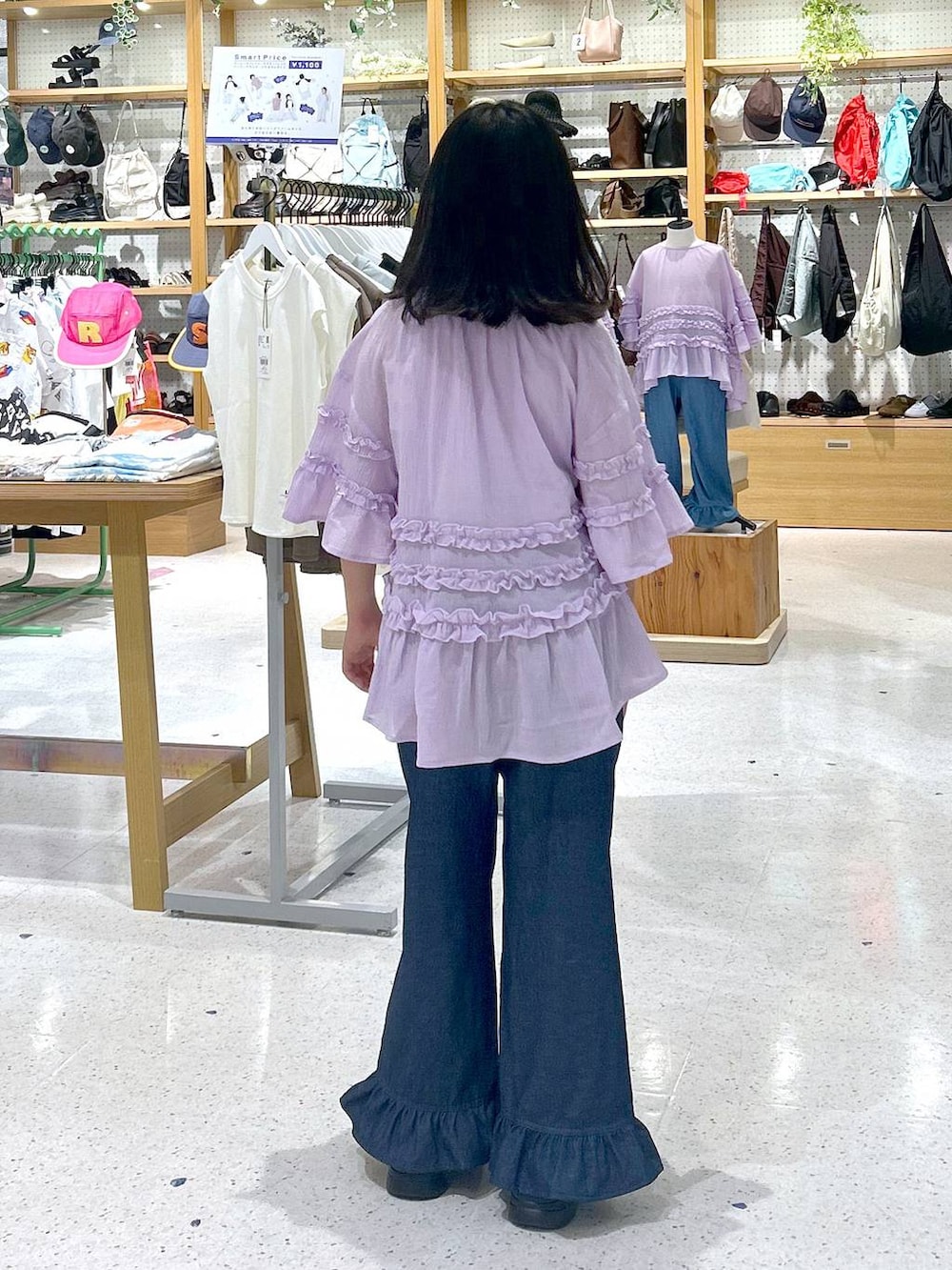 パープル系のシャツ/ブラウスを着用したキッズの夏コーディネートの5枚目の写真