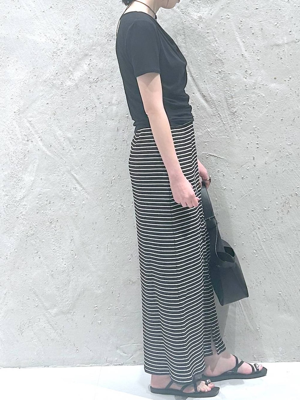 ブラック系のサンダル、ブラック系のTシャツ/カットソー、ブラック系のショルダーバッグを着用したレディースの夏コーディネートの4枚目の写真