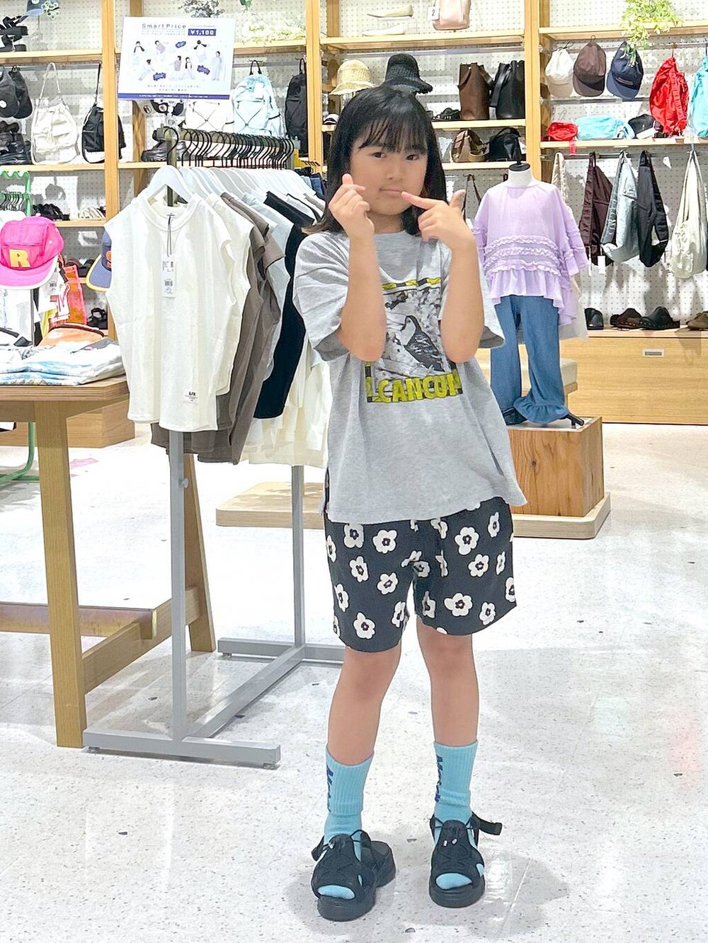 ブラック系のその他パンツ、ブラック系のサンダル、グレー系のTシャツ/カットソーを着用したレディースの夏コーディネートの3枚目の写真