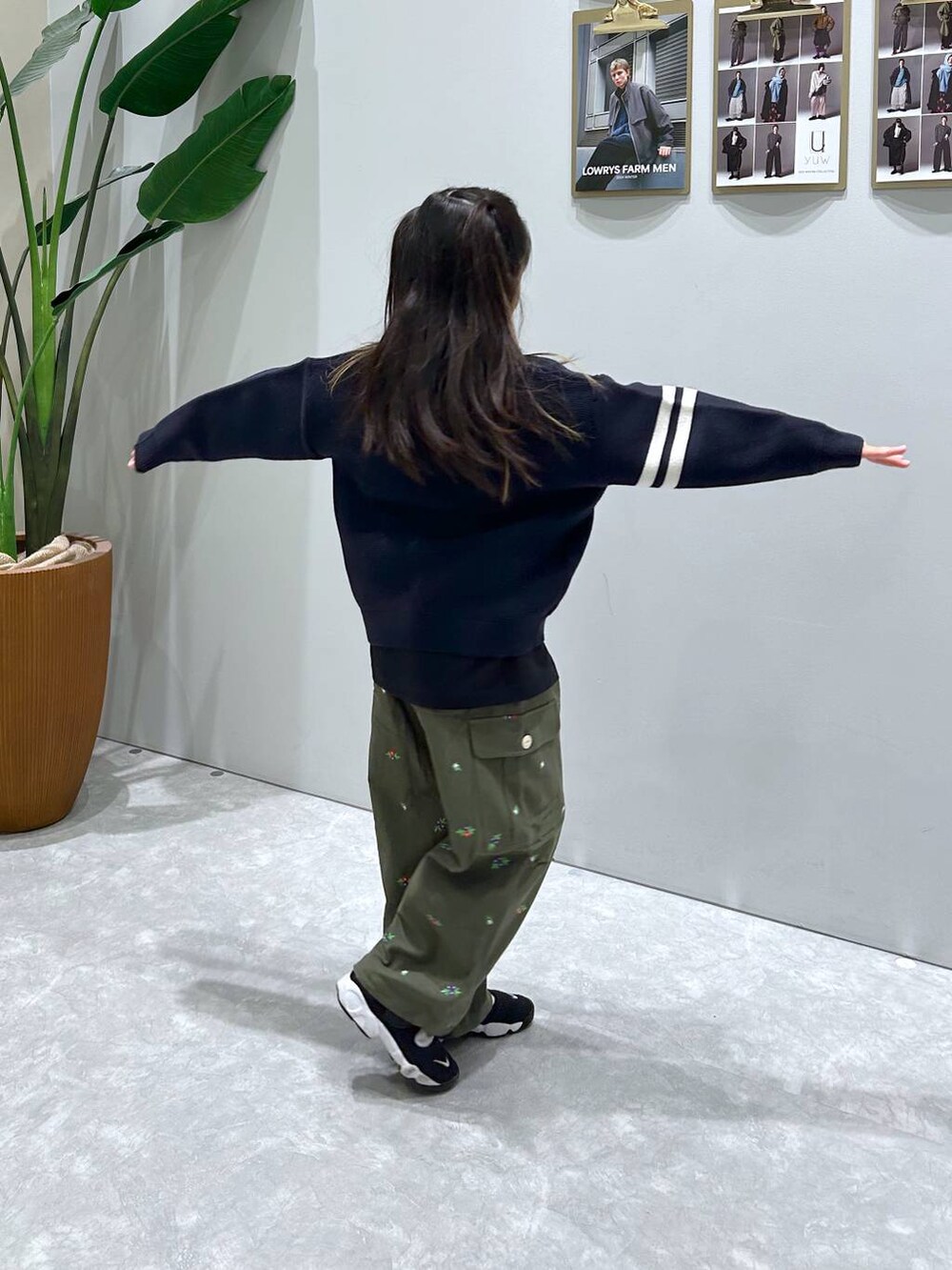 ブルー系のカーディガン/ボレロ、ブラック系のTシャツ/カットソー、グリーン系のカーゴパンツを着用したレディースの冬コーディネートの3枚目の写真