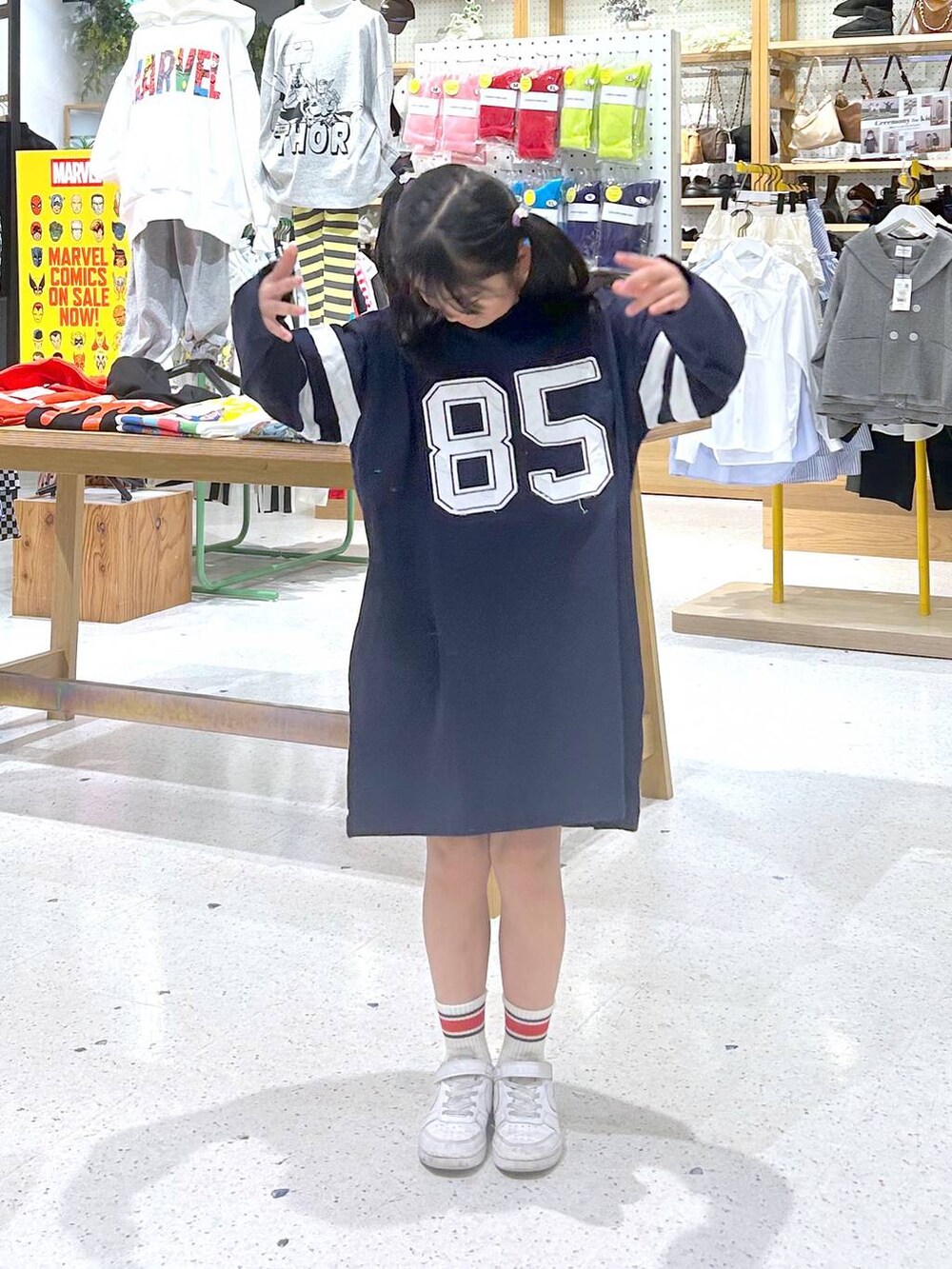 ブルー系のワンピースを着用したレディースの冬コーディネートの2枚目の写真