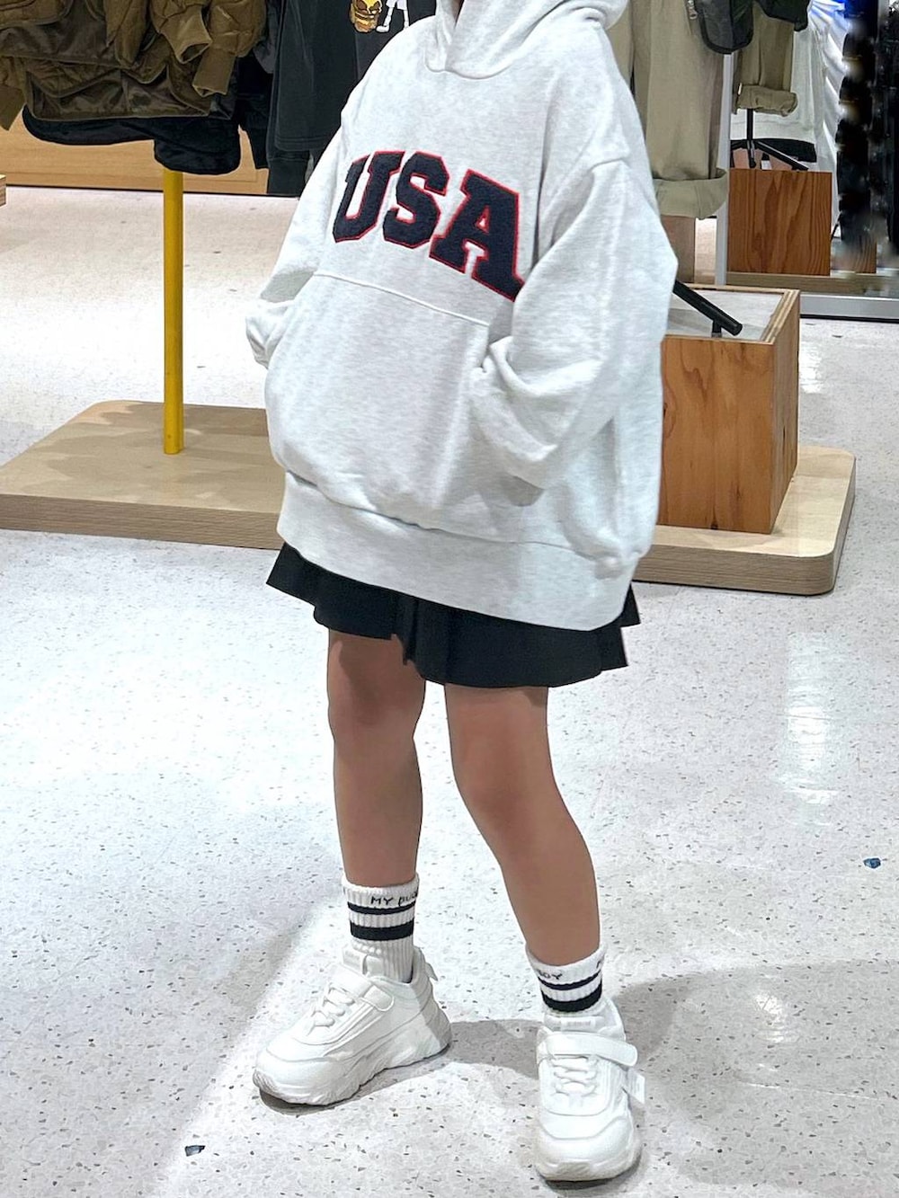 グレー系のスカート、グレー系のスウェットを着用したキッズの秋コーディネートの4枚目の写真