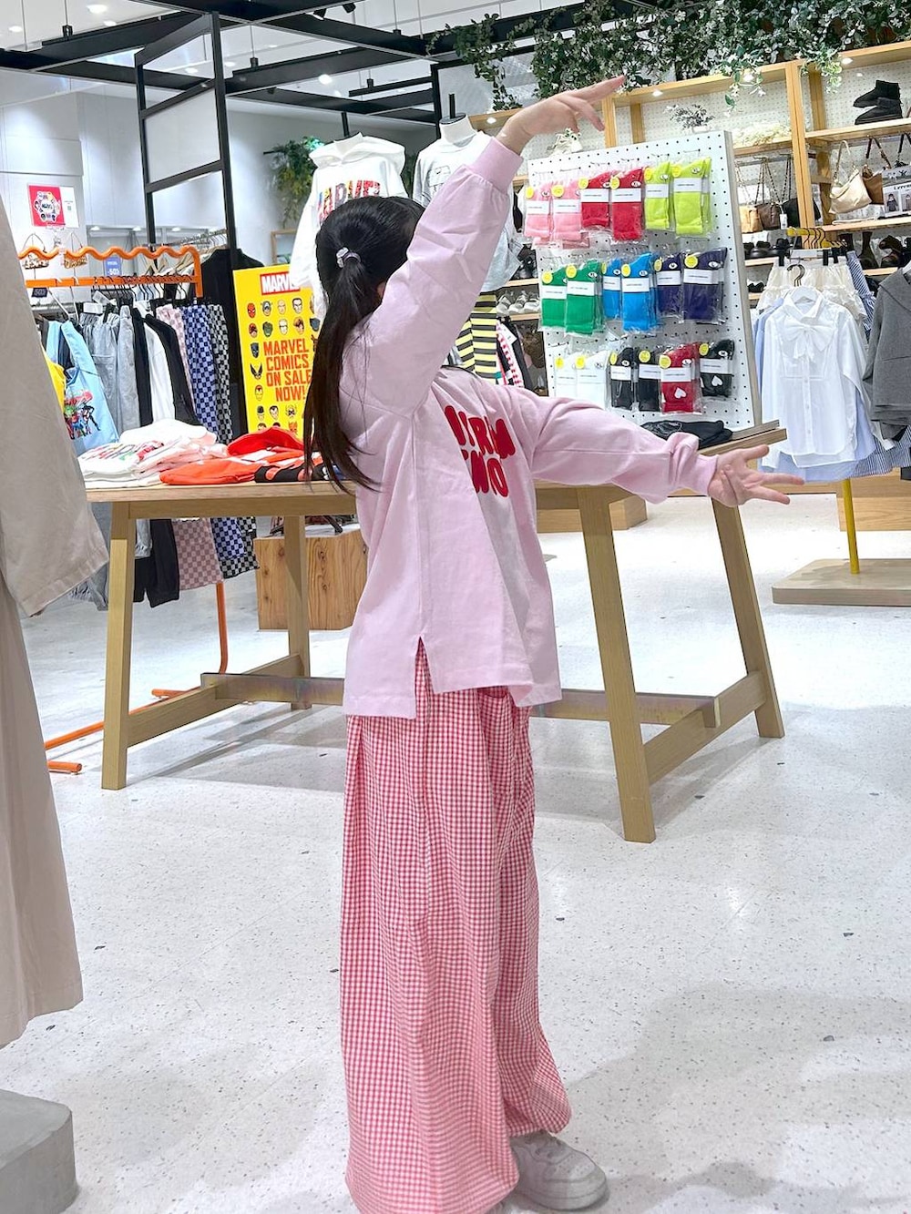 ピンク系のTシャツ/カットソー、レッド系のその他パンツを着用したキッズの春コーディネートの2枚目の写真