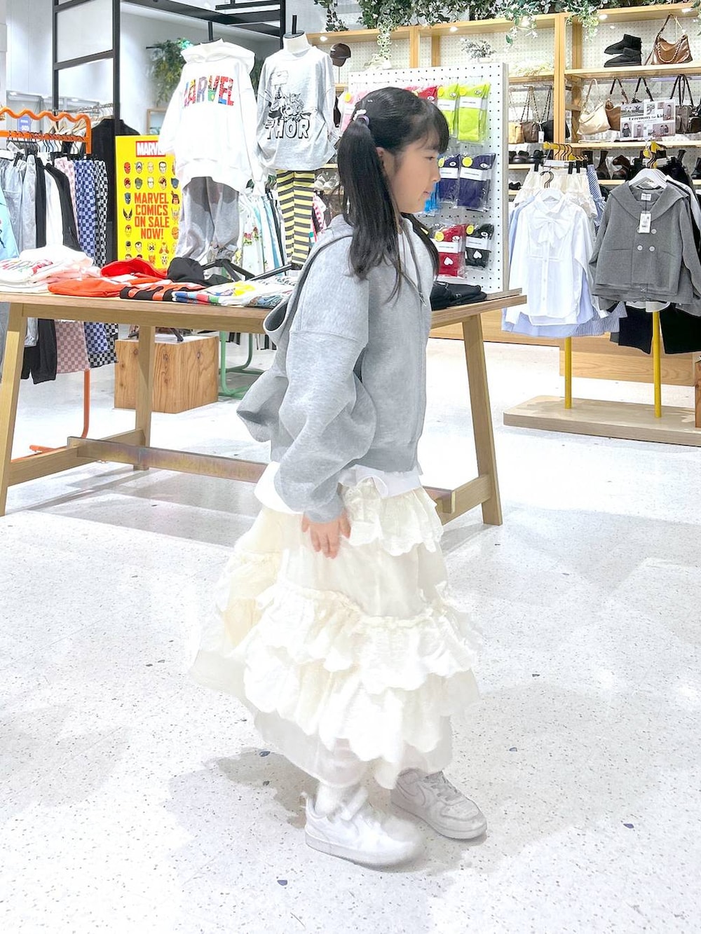 ホワイト系のTシャツ/カットソー、グレー系のパーカー、ホワイト系のスカートを着用したキッズの春コーディネートの2枚目の写真