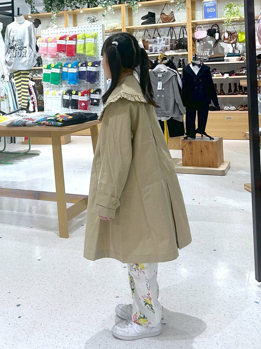 ピンク系のTシャツ/カットソー、ホワイト系のその他パンツを着用したキッズの冬コーディネートの2枚目の写真