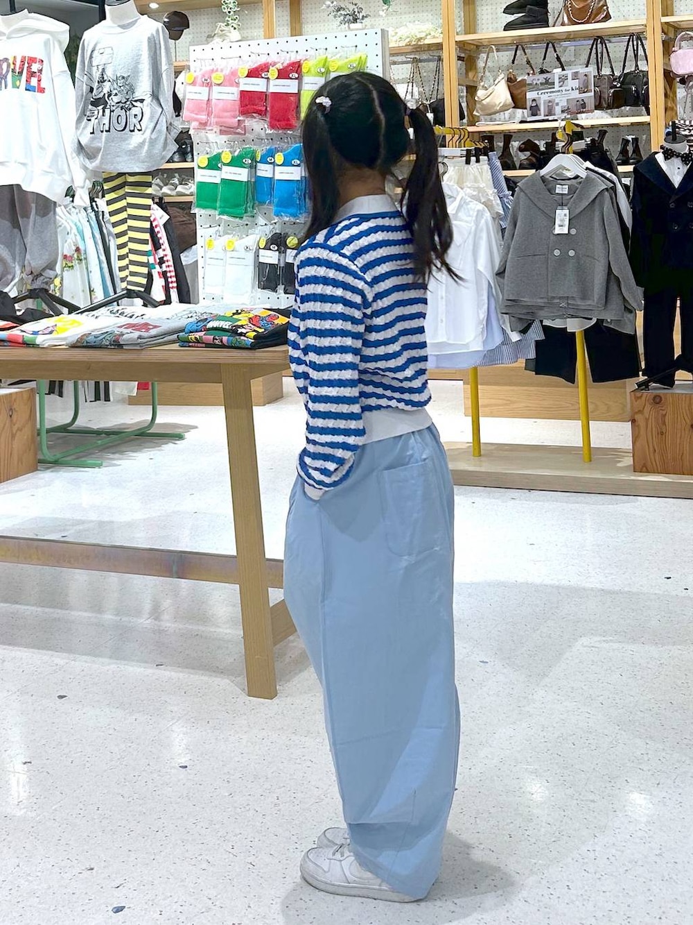 ブルー系のその他パンツ、ブルー系のニット/セーターを着用したキッズの冬コーディネートの2枚目の写真