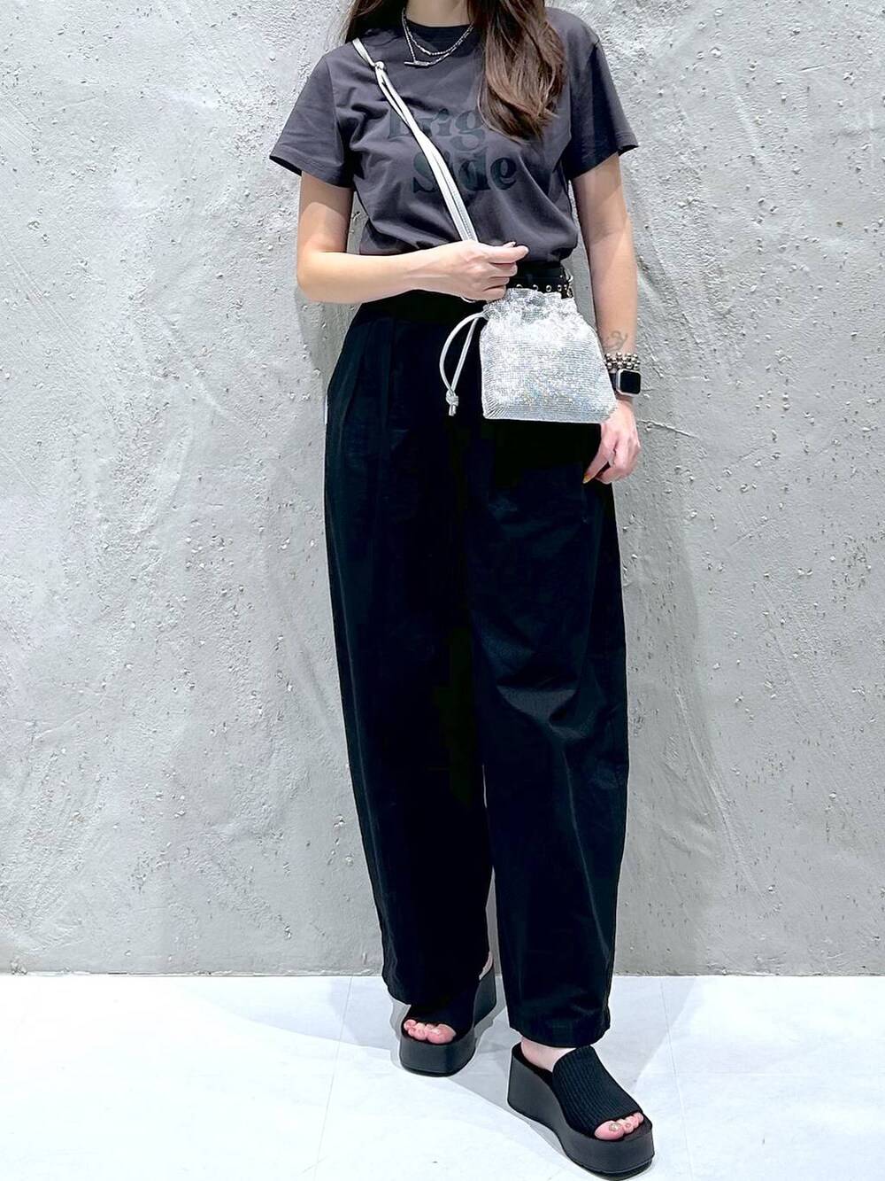 ブラック系のサンダル、シルバー系のショルダーバッグ、グレー系のTシャツ/カットソーを着用したレディースの夏コーディネートの2枚目の写真
