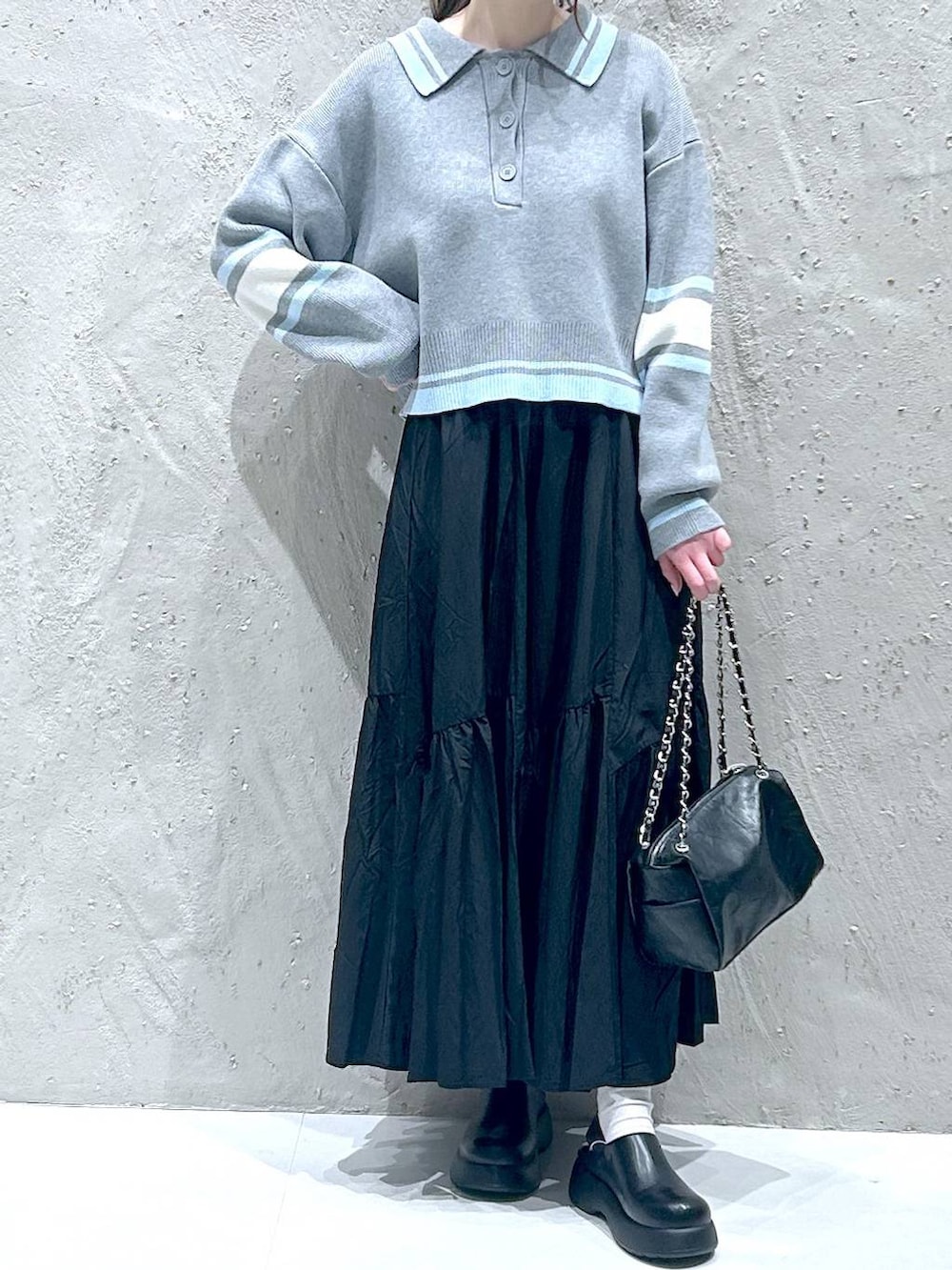 ブラック系のショルダーバッグ、ブラック系のサンダル、ブラック系のスカートを着用したレディースの春コーディネートの3枚目の写真