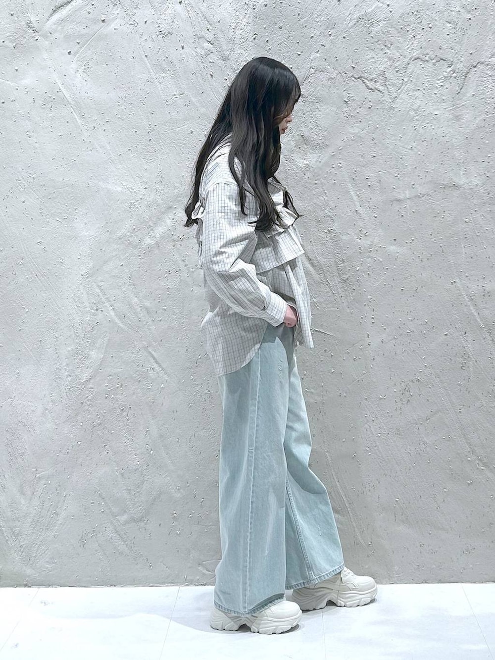 ブルー系のデニムパンツ、グレー系のキャミソール、グレー系のシャツ/ブラウスを着用したレディースの冬コーディネートの2枚目の写真