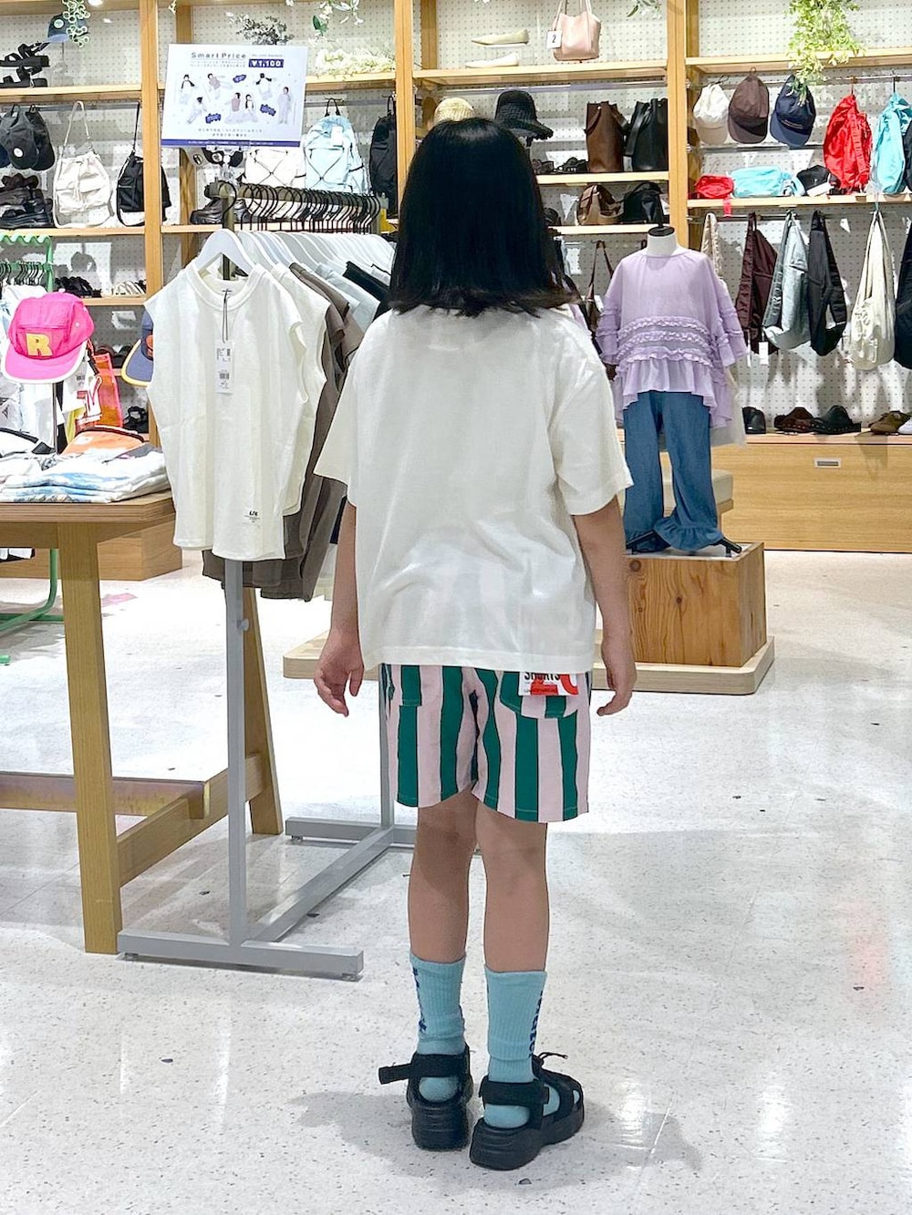 ブルー系のその他パンツ、ベージュ系のTシャツ/カットソー、ブルー系のソックス/靴下を着用したキッズの夏コーディネートの6枚目の写真