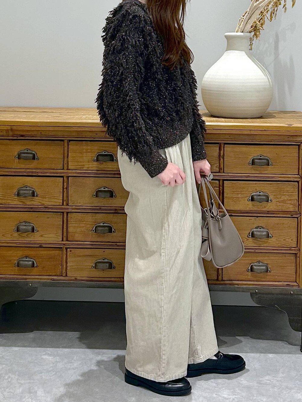 ホワイト系のその他パンツ、グレー系のショルダーバッグ、ブラック系のローファーを着用したレディースの秋コーディネートの4枚目の写真