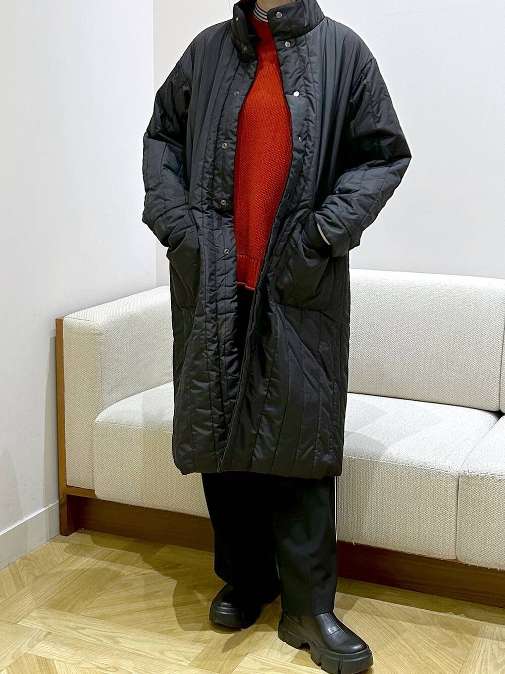 ホワイト系のTシャツ/カットソー、ブラック系のブーツ、レッド系のTシャツ/カットソーを着用したレディースの冬コーディネートの2枚目の写真