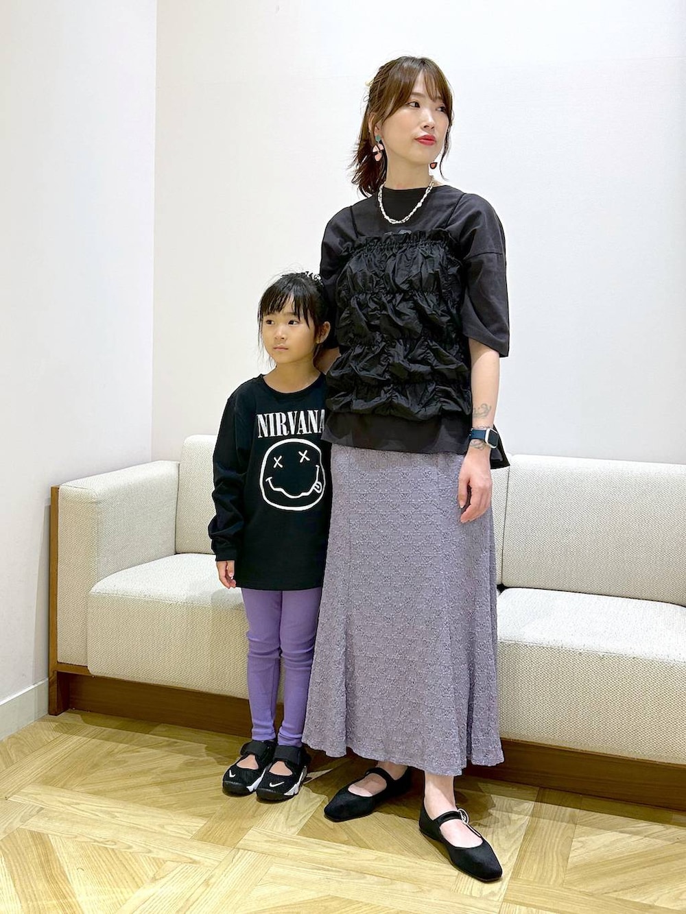 グレー系のTシャツ/カットソー、パープル系のスカート、ブラック系のシャツ/ブラウスを着用したレディースの夏コーディネートの2枚目の写真