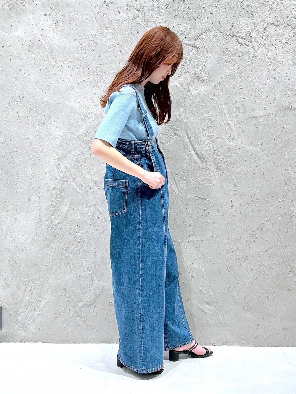 ブルー系のカーディガン/ボレロ、ブルー系のデニムパンツ、ブラック系のサンダルを着用したレディースの春コーディネートの3枚目の写真