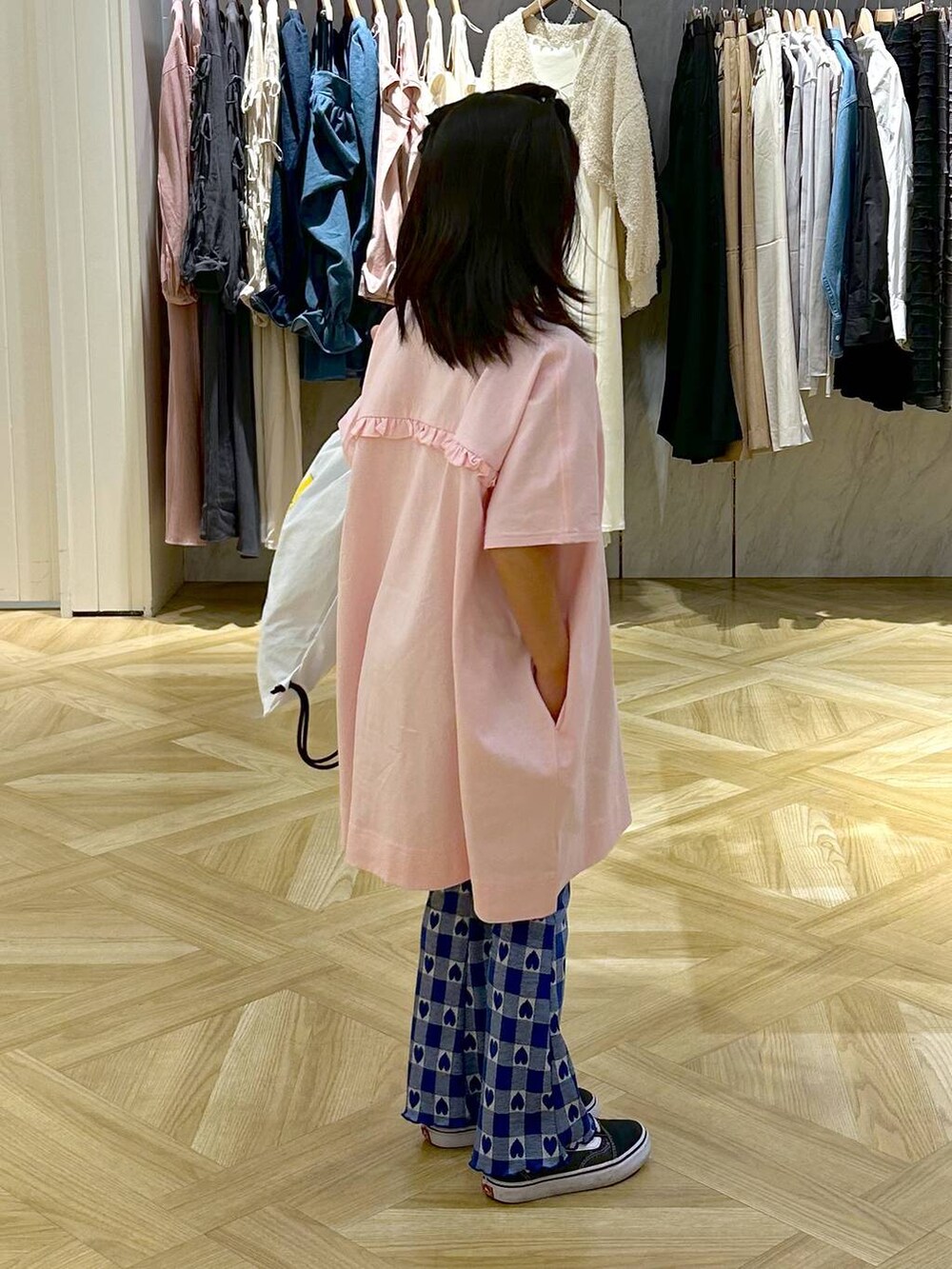 ホワイト系のバックパック/リュック、ブルー系のその他パンツ、ピンク系のワンピースを着用したキッズの春コーディネートの2枚目の写真