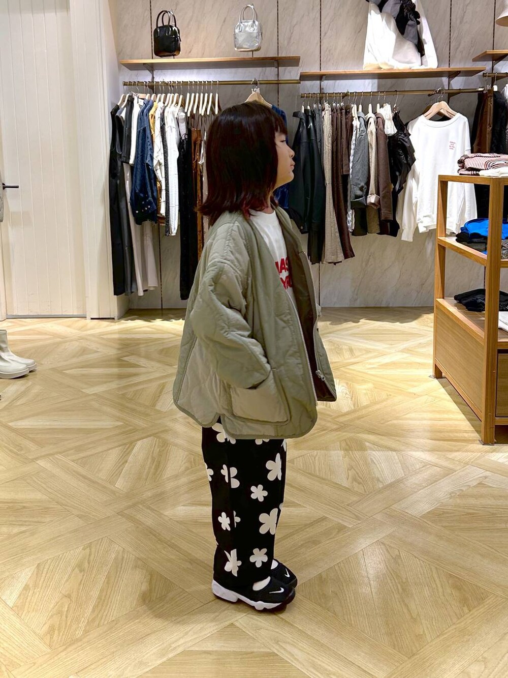 「ジャケット、ワイドパンツ、高身長、着痩せ・細見え、キッズ、キッズ服、リンクコーデ、親子コーデ、冬コーデ」｜「LOWRYS FARMのキルティングブルゾン　287653（ブルゾン、グリーン系）」を使った、lfyuikoさん（キッズ・116cm）の秋コーディネートの2枚目の写真