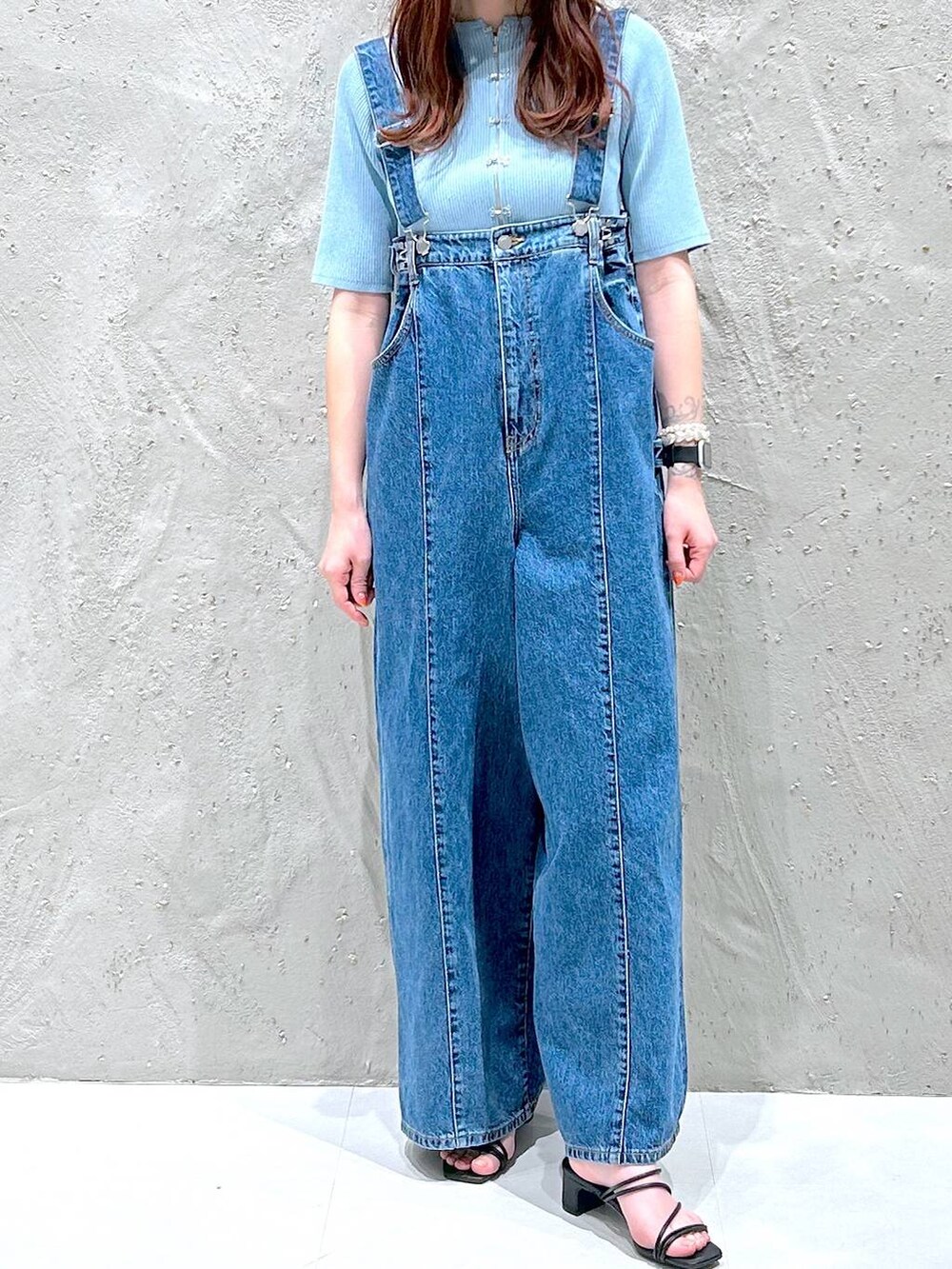 ブルー系のカーディガン/ボレロ、ブルー系のデニムパンツ、ブラック系のサンダルを着用したレディースの春コーディネートの2枚目の写真