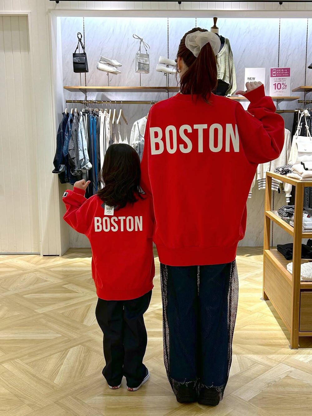 ブラック系のその他パンツ、ブルー系のチノパンツ、ブラック系のスニーカーを着用したレディースの冬コーディネートの2枚目の写真