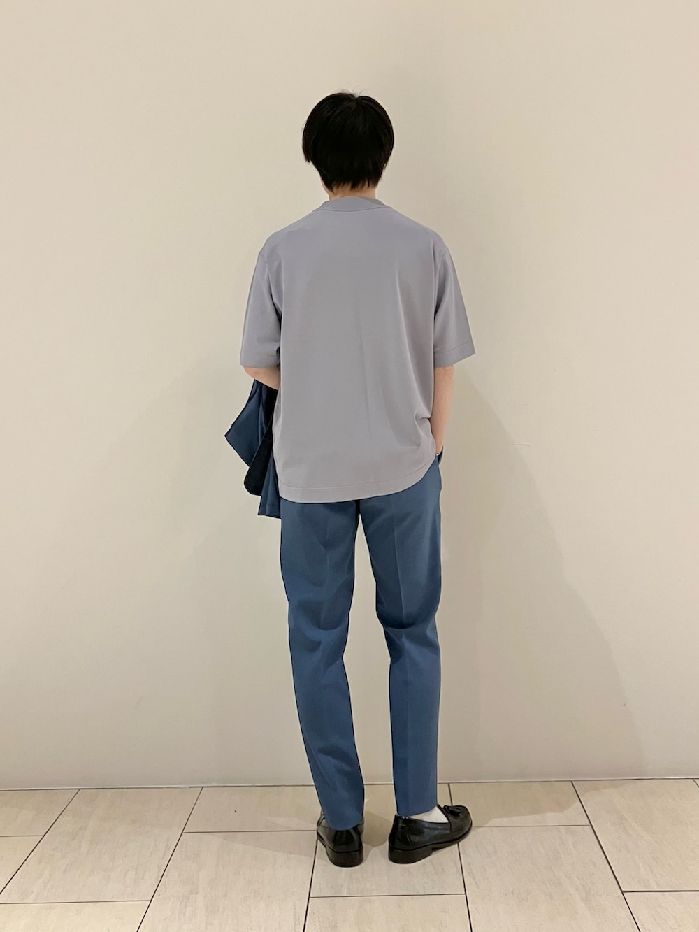 ブルー系のニット/セーター、ブルー系のセットアップを着用したメンズの夏コーディネートの3枚目の写真