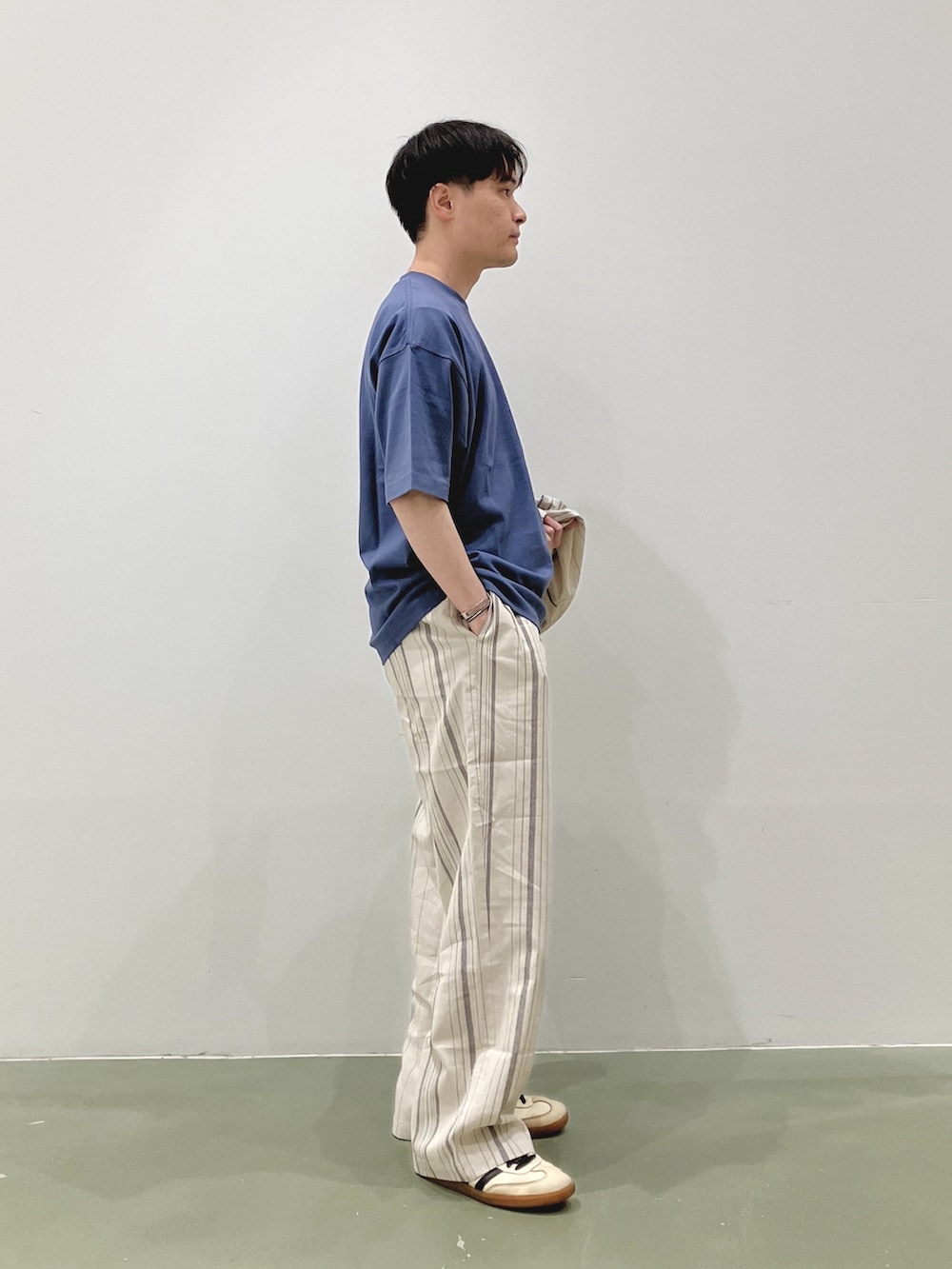 ブルー系のTシャツ/カットソー、その他のシャツ/ブラウス、その他のスラックスを着用したメンズの夏コーディネートの2枚目の写真