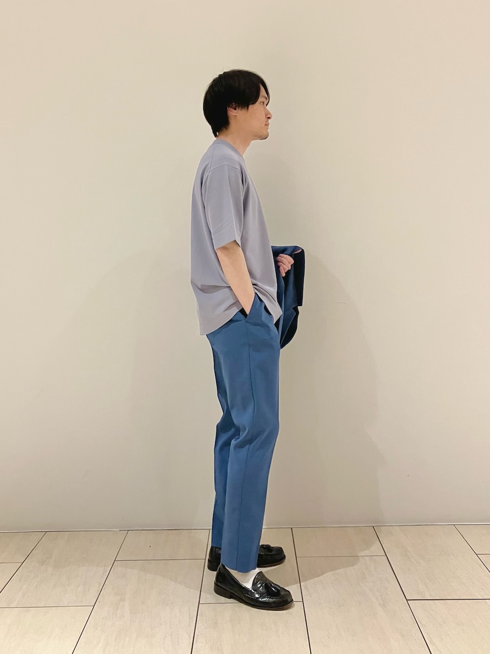 ブルー系のニット/セーター、ブルー系のセットアップを着用したメンズの夏コーディネートの2枚目の写真