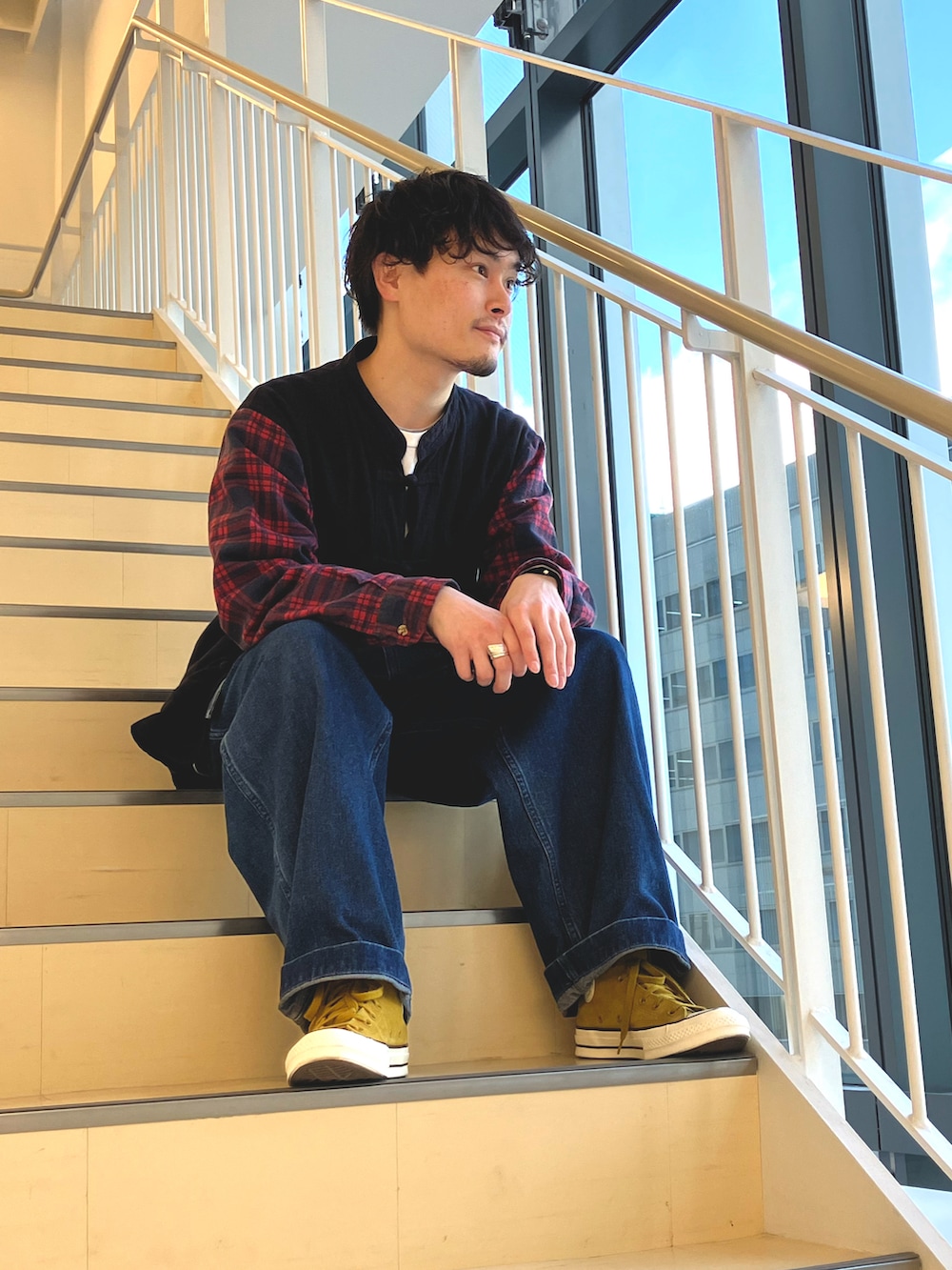 ブラック系のシャツ/ブラウス、ホワイト系のTシャツ/カットソー、ブルー系のデニムパンツを着用したメンズの春コーディネートの3枚目の写真