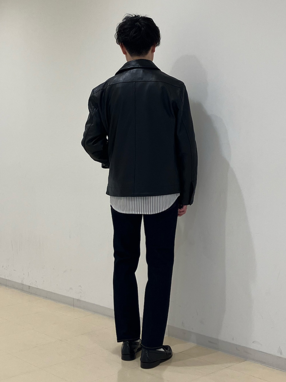 グレー系のシャツ/ブラウス、ブラック系のブルゾン、ブルー系のデニムパンツを着用したメンズの冬コーディネートの3枚目の写真