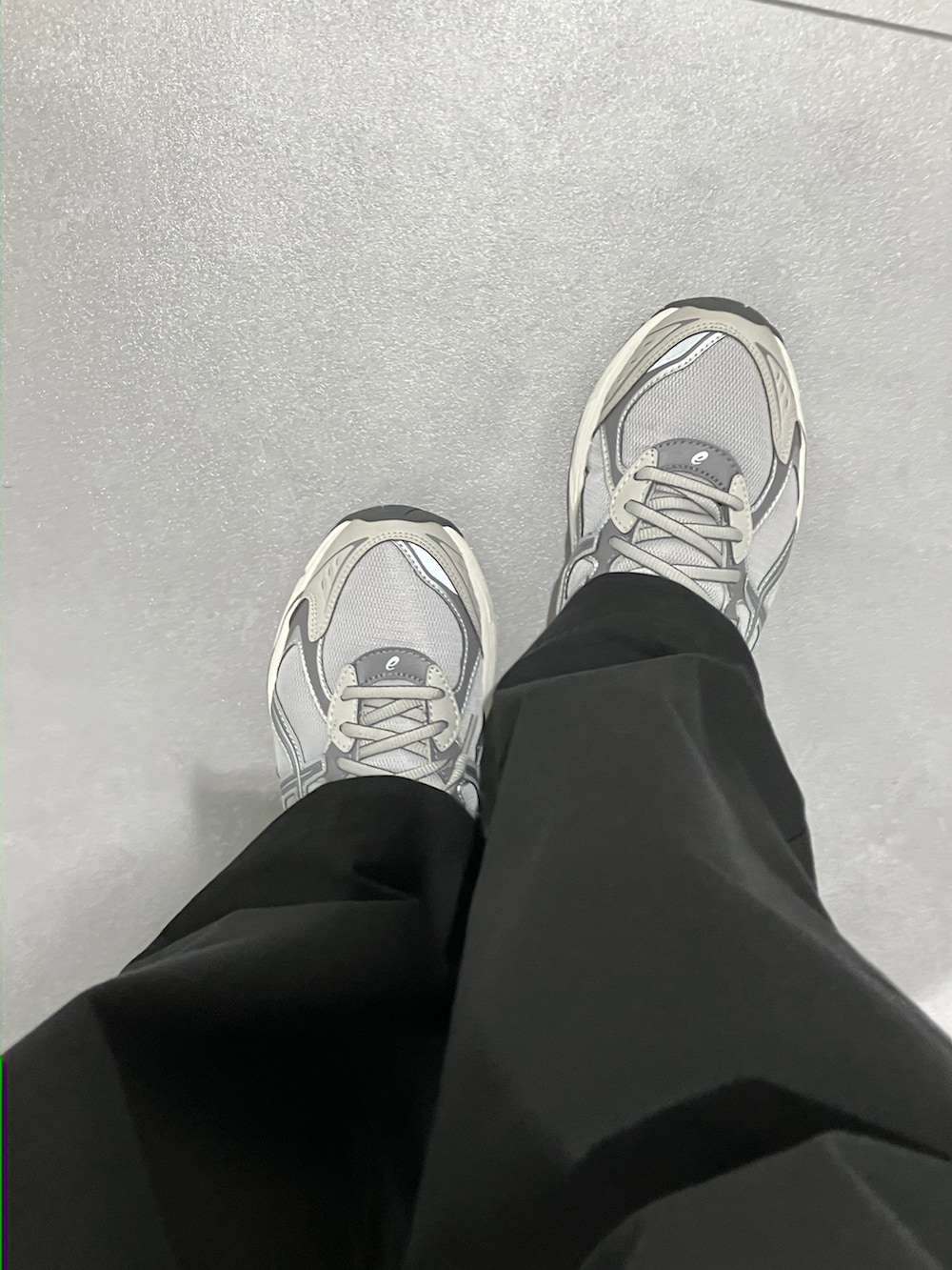 ブラック系のジャケット/アウター、その他のシャツ/ブラウス、ブラック系のパンツを着用したメンズの秋コーディネートの2枚目の写真