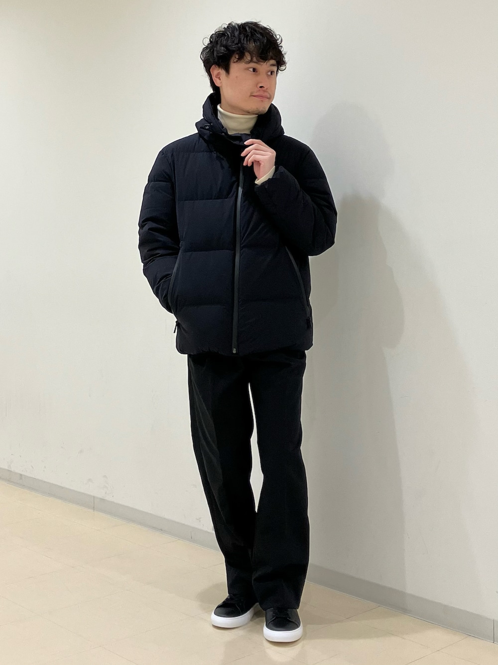 ホワイト系のニット/セーター、ブラック系のダウンジャケット/コート、ブラック系のその他パンツを着用したメンズの冬コーディネートの4枚目の写真