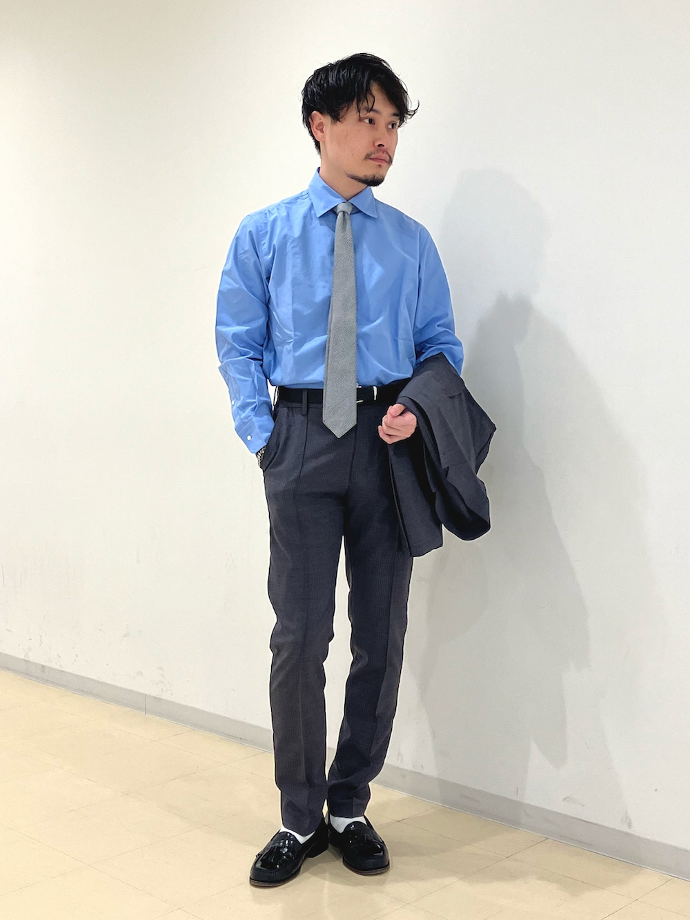 グレー系のスーツジャケット、グレー系のスラックス、ブルー系のシャツ/ブラウスを着用したメンズの春コーディネートの5枚目の写真