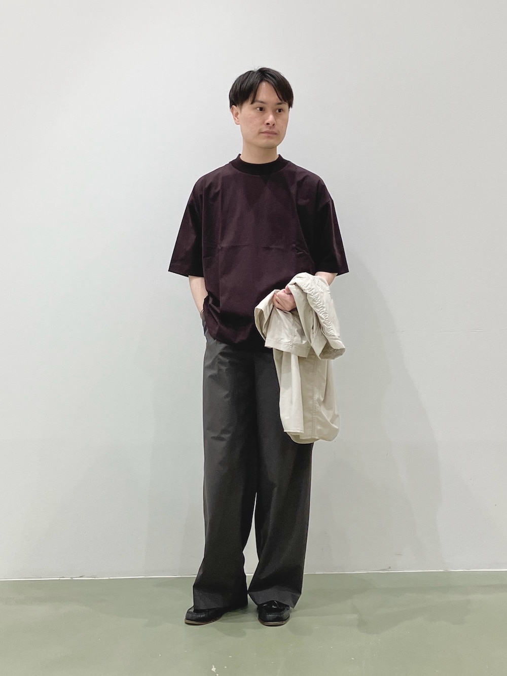 ベージュ系のシャツ/ブラウス、ブラウン系のTシャツ/カットソー、グレー系のスラックスを着用したメンズの夏コーディネートの4枚目の写真