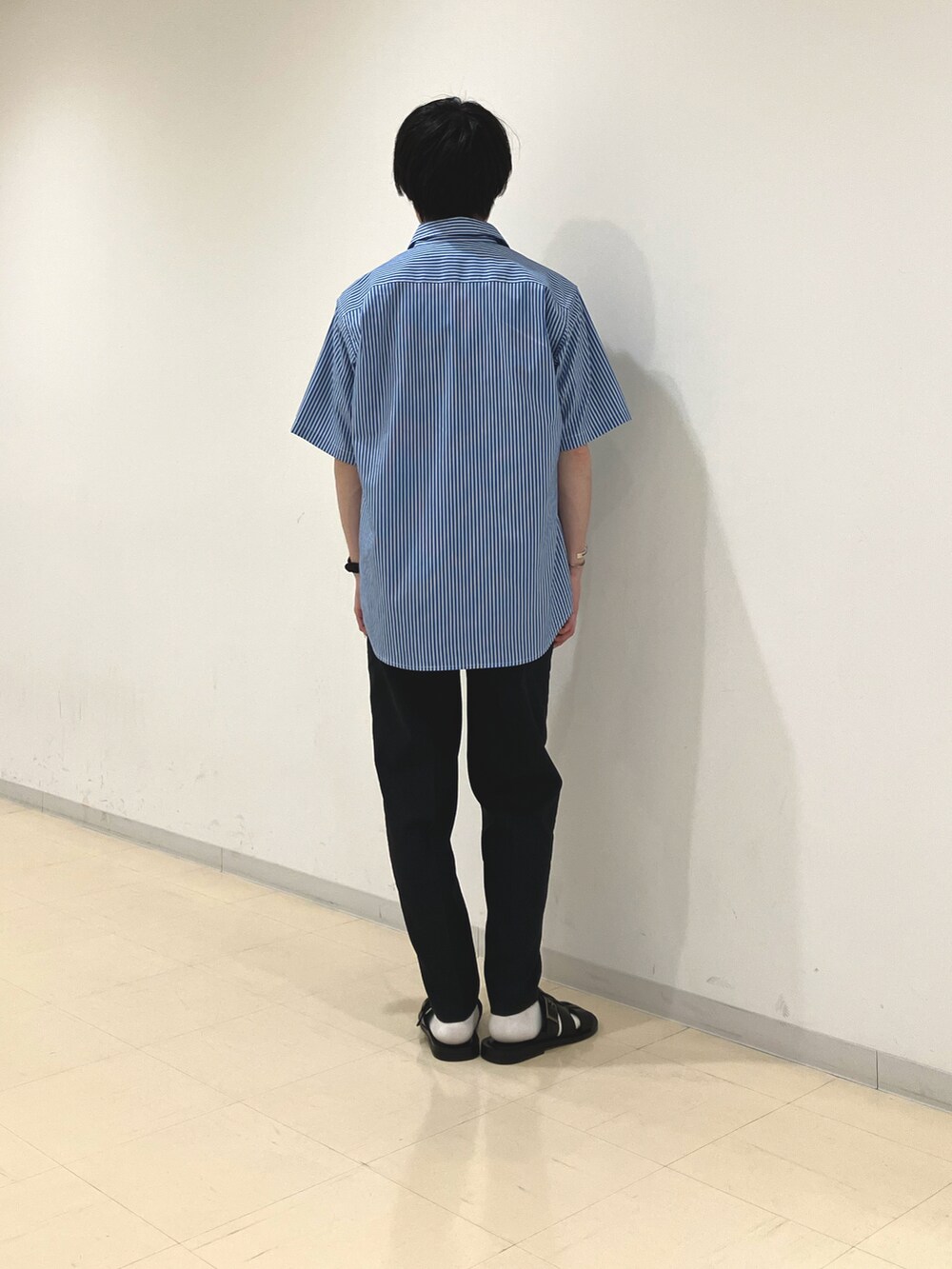 ブルー系のシャツ/ブラウス、ベージュ系のTシャツ/カットソー、ブラック系のその他パンツを着用したメンズの夏コーディネートの3枚目の写真