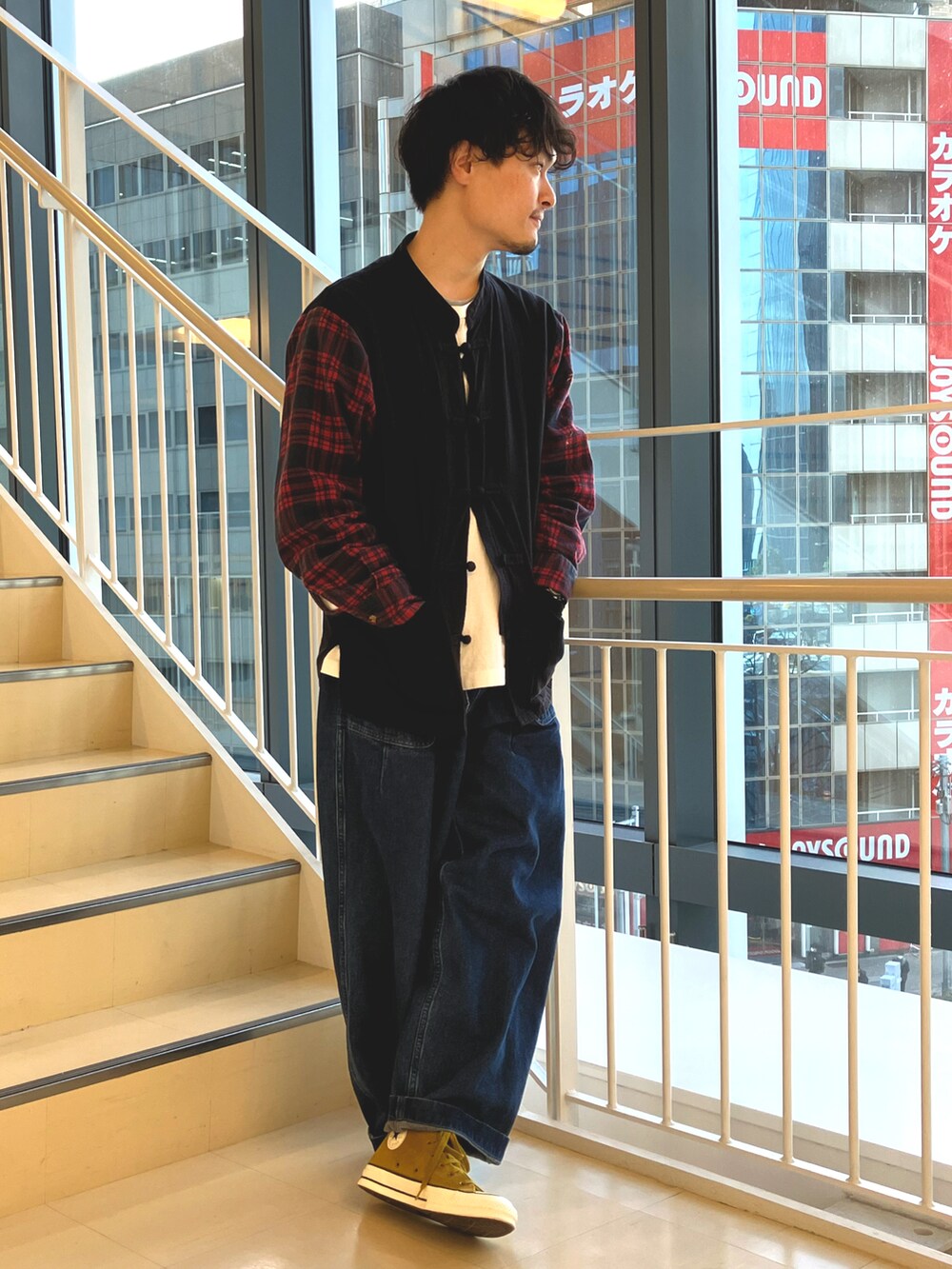 ブラック系のシャツ/ブラウス、ホワイト系のTシャツ/カットソー、ブルー系のデニムパンツを着用したメンズの春コーディネートの4枚目の写真