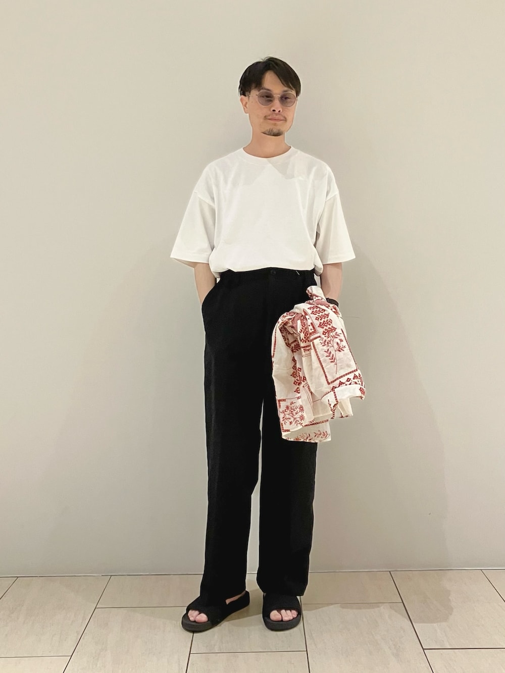 その他のシャツ/ブラウス、ホワイト系のTシャツ/カットソー、ブラック系のその他パンツを着用したメンズの夏コーディネートの5枚目の写真