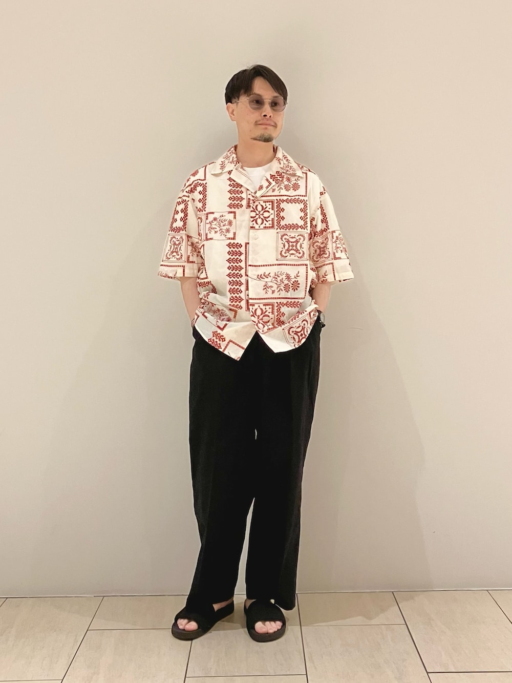 ホワイト系のTシャツ/カットソー、ブラック系のその他パンツ、その他のシャツ/ブラウスを着用したメンズの夏コーディネートの4枚目の写真