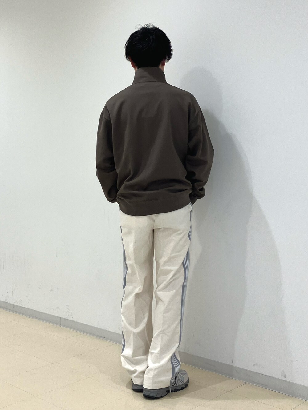 ブラウン系のスウェット、ベージュ系のパンツ、グレー系のスニーカーを着用したメンズの春コーディネートの4枚目の写真