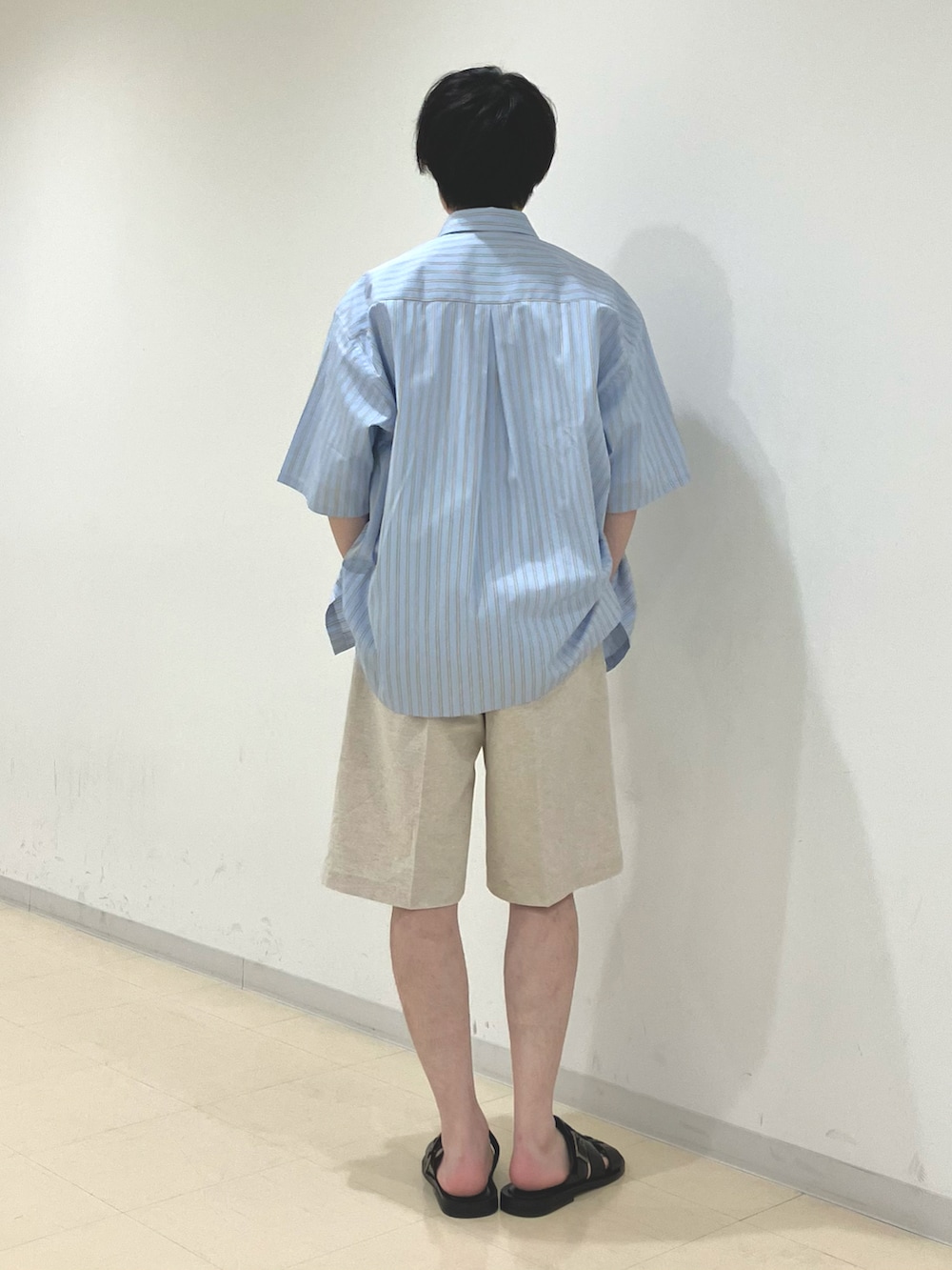 その他のシャツ/ブラウス、ホワイト系のTシャツ/カットソー、ベージュ系のその他パンツを着用したメンズの夏コーディネートの4枚目の写真