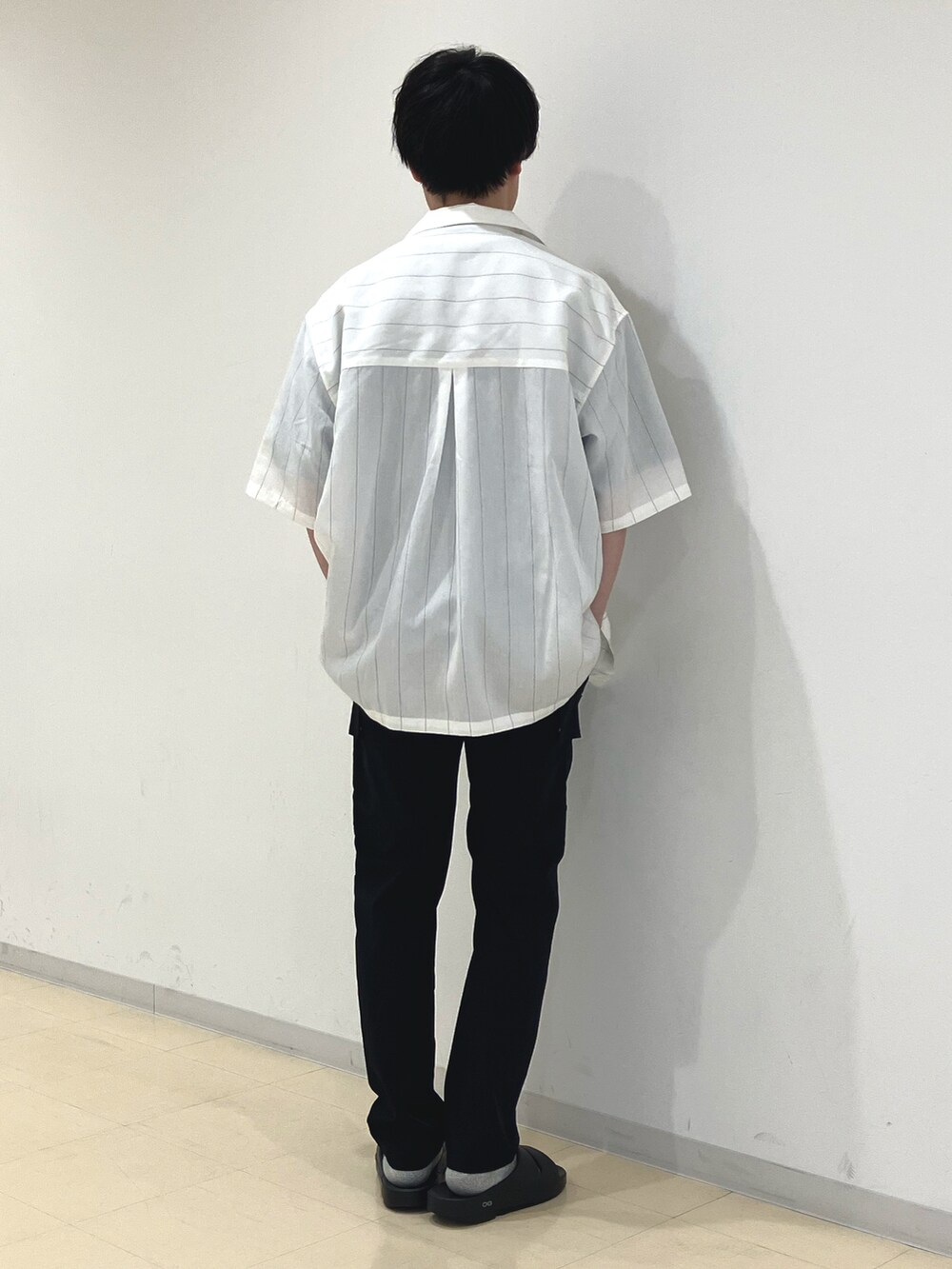 ブルー系のTシャツ/カットソー、ホワイト系のシャツ/ブラウス、ブルー系のカーゴパンツを着用したメンズの春コーディネートの3枚目の写真