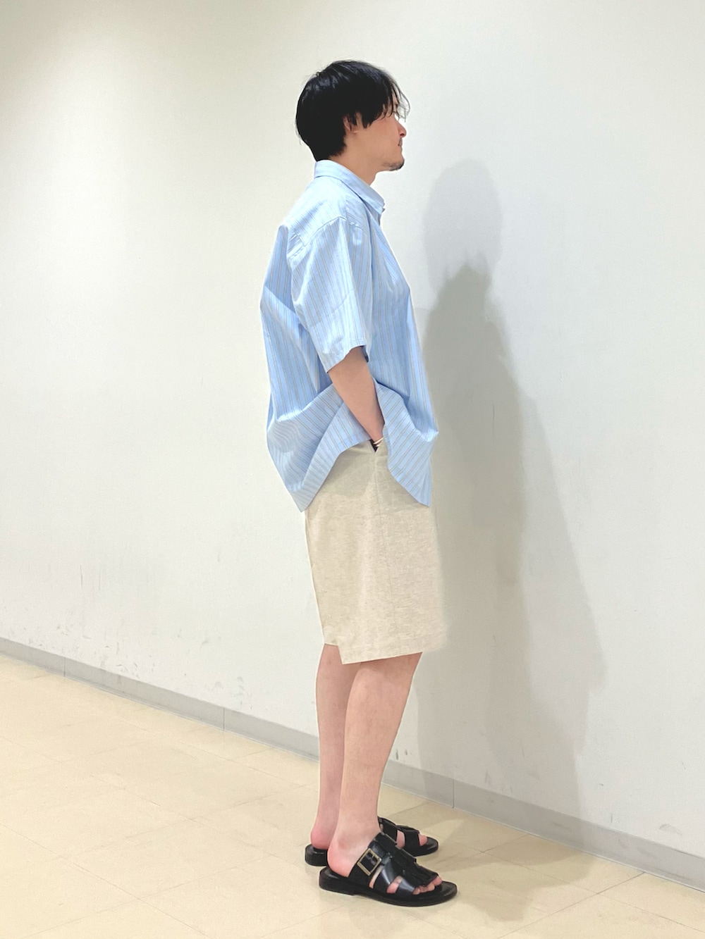 その他のシャツ/ブラウス、ホワイト系のTシャツ/カットソー、ベージュ系のその他パンツを着用したメンズの夏コーディネートの3枚目の写真