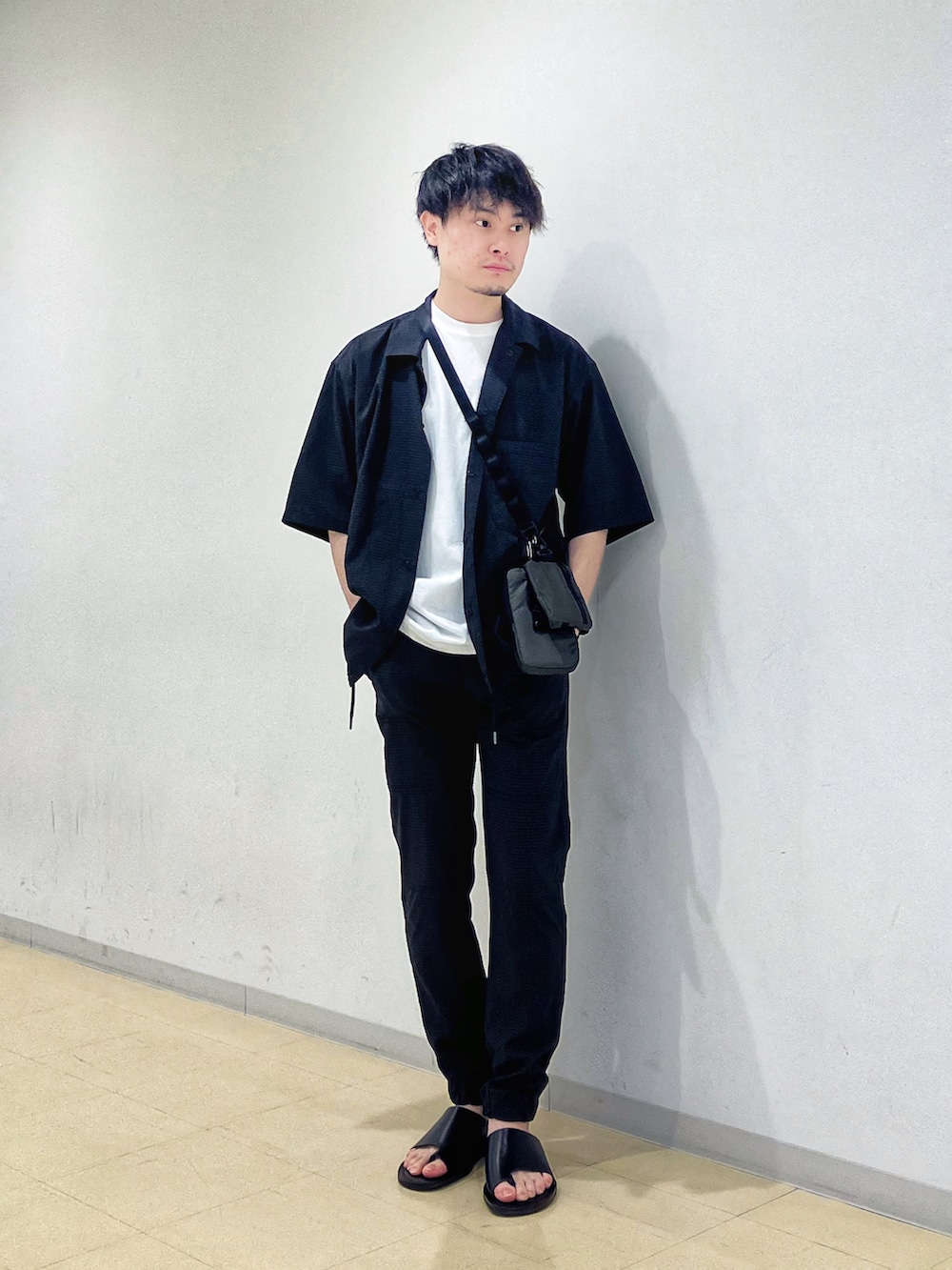 ホワイト系のTシャツ/カットソー、グレー系のショルダーバッグ、ブラック系のシャツ/ブラウスを着用したメンズの夏コーディネートの4枚目の写真