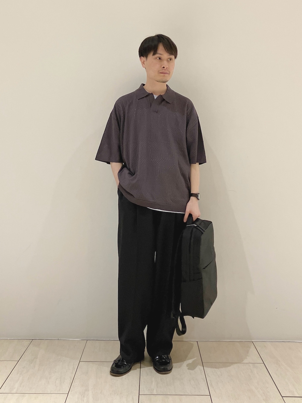 グレー系のポロシャツ、ブルー系のTシャツ/カットソー、ブラック系のその他パンツを着用したメンズの夏コーディネートの4枚目の写真