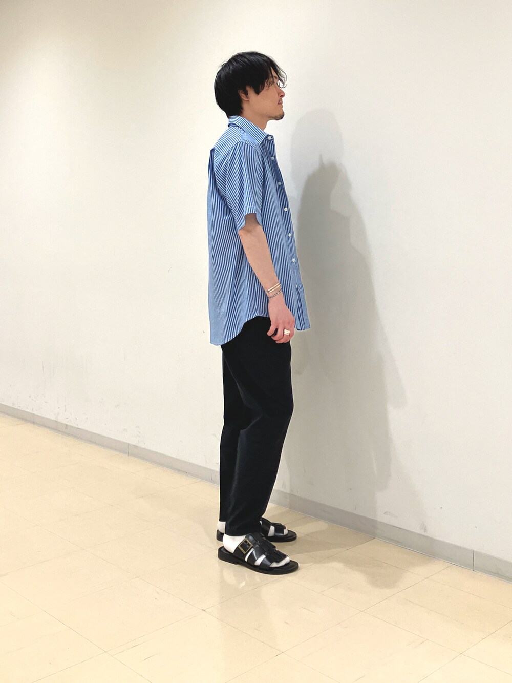 ブルー系のシャツ/ブラウス、ベージュ系のTシャツ/カットソー、ブラック系のその他パンツを着用したメンズの夏コーディネートの2枚目の写真