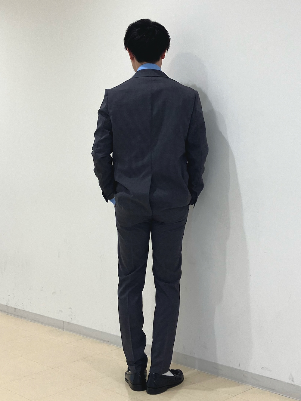 グレー系のスーツジャケット、グレー系のスラックス、ブルー系のシャツ/ブラウスを着用したメンズの春コーディネートの4枚目の写真