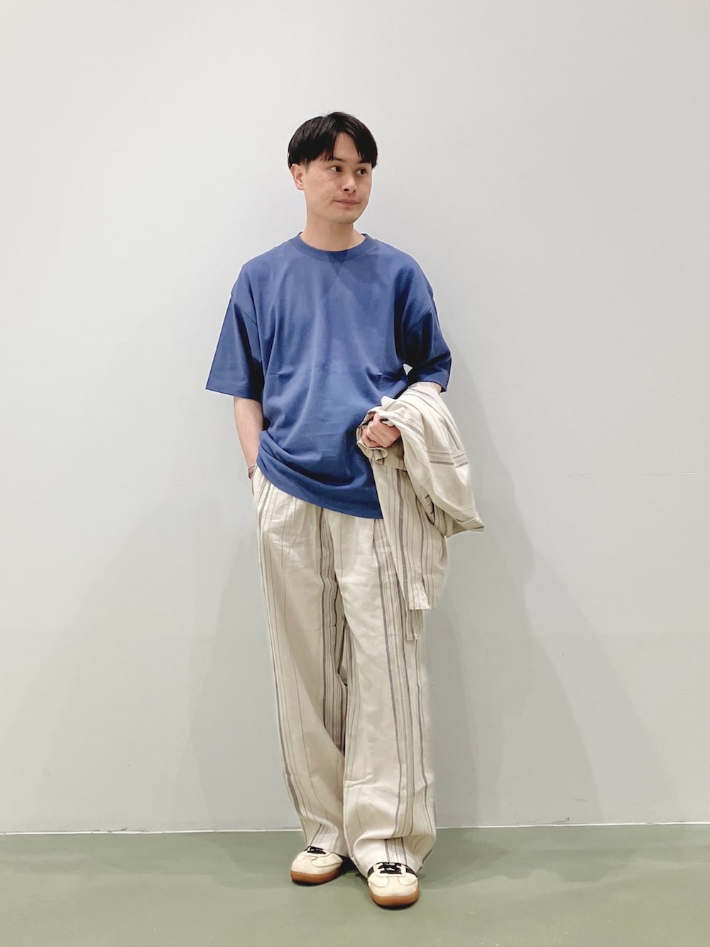 その他のシャツ/ブラウス、ブルー系のTシャツ/カットソー、その他のスラックスを着用したメンズの夏コーディネートの4枚目の写真